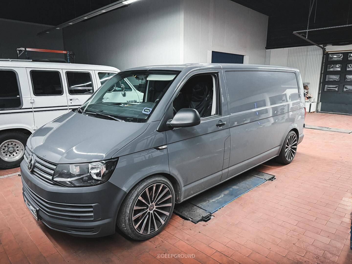 Dezente Tieferlegung durch ein TA Technix Gewindefahrwerk von uns, inkl. Einbauservice und Achsvermessung.
Danke für dein Vertrauen! 😋
___________________________________________________ #deepground #static #staydeep #lowlife #lowstance #slammed #vw #carporn #cars #wrapped #volkswagen #wrappedcars #fitment #t6 #vwt6 #wheels #bulli #bus #vwbus #low #bagged #stanceworks #stancenation #perfection #vwhome #insta #instagood #follow #picoftheday