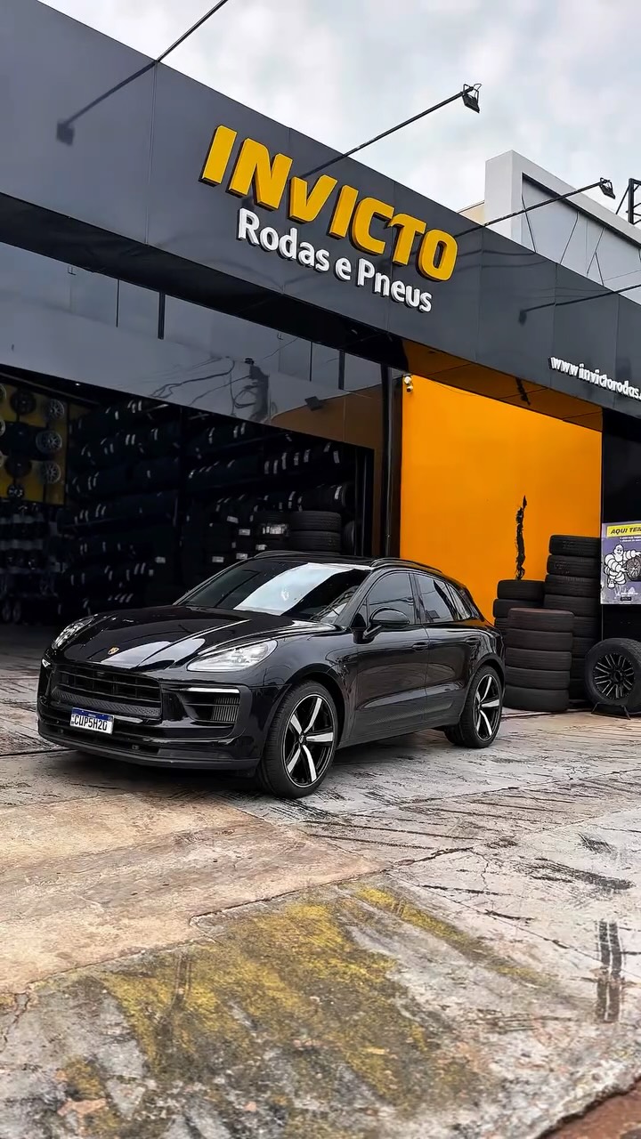 PORSCHE MACAN
🛞 Rodas Importadas VT505 Aluminium Black Machined
• Dianteiras: 21x9,0 | 5x112 | ET:26 | CB:66,5
• Traseiras: 21x10,0 | 5x112 | ET:19 | CB:66,5
➡️ Acabamento refinado, design esportivo e perfeito equilíbrio entre elegância e performance.
🛞 Pneus Kumho Ecsta PS71
• Dianteiros: 265/40 ZR21 105Y XL | Etiqueta: C/B (72DB)
• Traseiros: 295/35 ZR21 107Y XL | Etiqueta: C/A (72DB)
➡️ Máxima aderência, conforto e segurança — ideal para o desempenho premium do Macan.
⚙️ Serviços realizados
• Alinhamento
• Balanceamento
📍 Invicto Rodas e Pneu
📞 (16) 3771-2800
#InvictoRodasEPneu #PorscheMacan #KumhoTires #EcstaPS71 #VT505 #RodasImportadas #Performance #Rodas #Pneus #Alinhamento #Balanceamento #LuxoENível