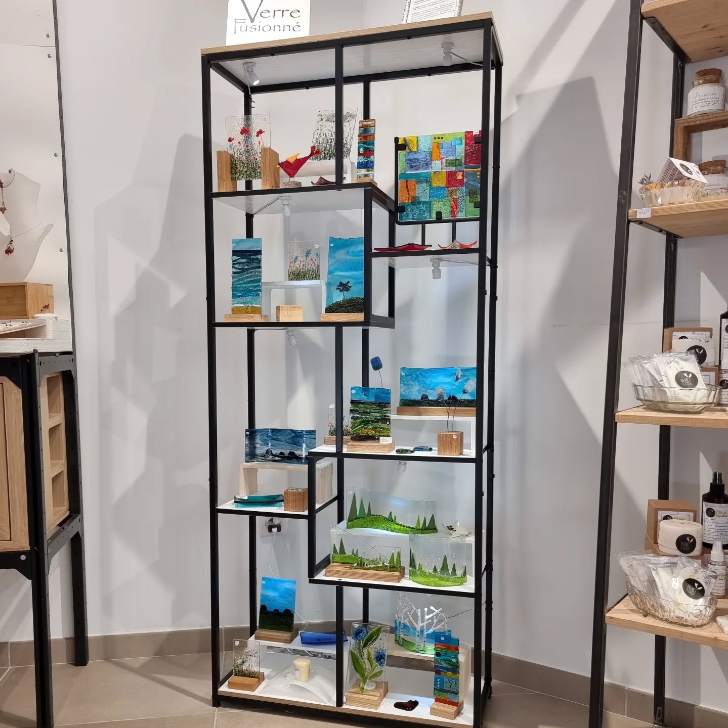 Je suis maintenant installée chez @asso.artisens à Saint-Geniez-d'Olt. C'est un endroit rempli de magnifiques créations artisanales, qui vaut vraiment le détour. Idéal pour trouver des cadeaux !
Un grand merci à Emmanuelle @lafermedubeeez pour son accueil chaleureux :-)