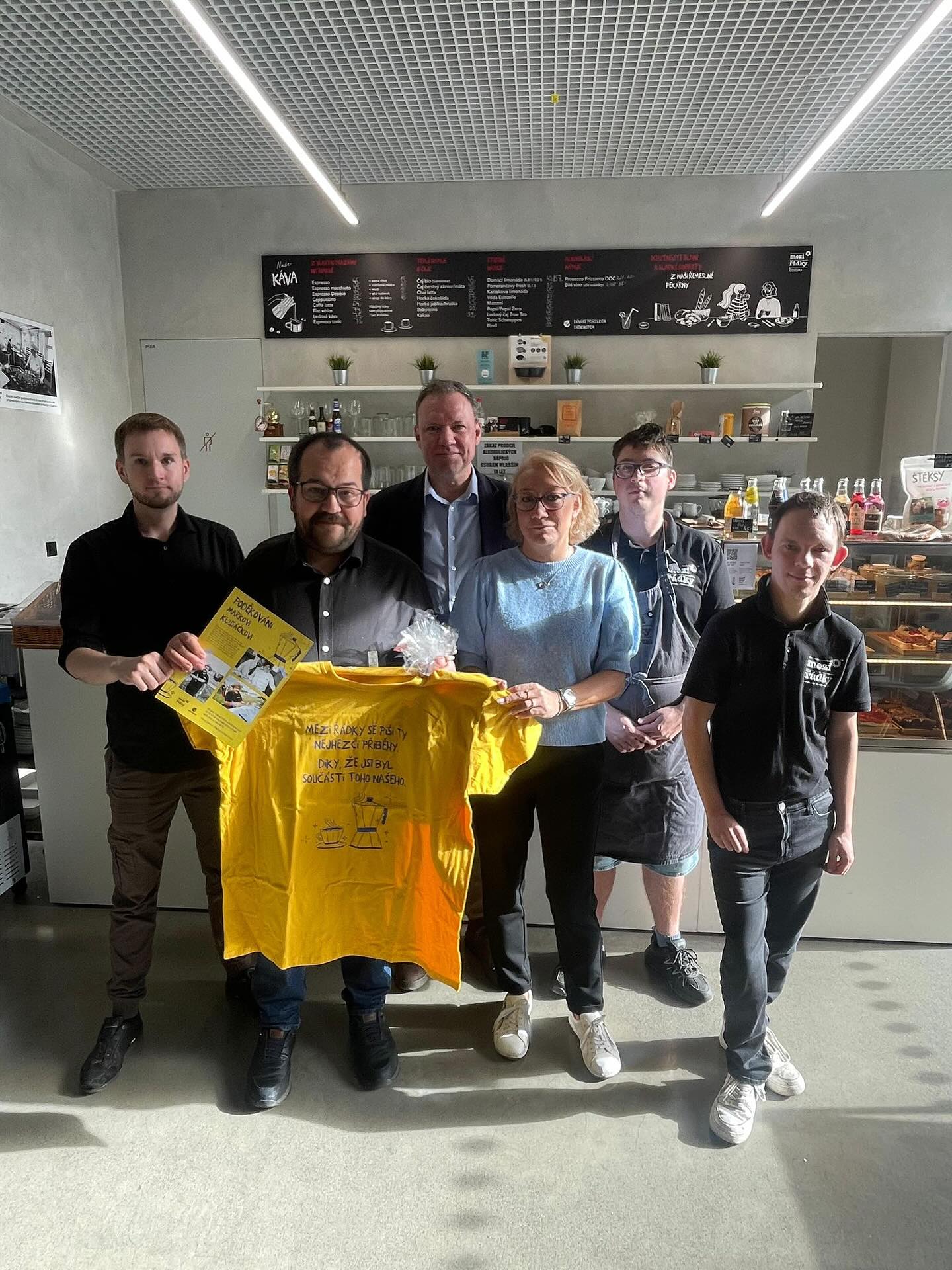 Mezi řádky se píší ty nejhezčí příběhy 🖌️. Díky, že jsi byl součástí toho našeho. 💙
Marku, děkujeme ti za krásné roky. Děkujeme za vše, co jsi do našeho týmu přinesl –
lidskost, humor a poctivý přístup k práci. Ať se Ti daří 🤗
#etincellecz #meziradky #kavarna #socialnipodnik #hendikepneniprekazka #dikymarku