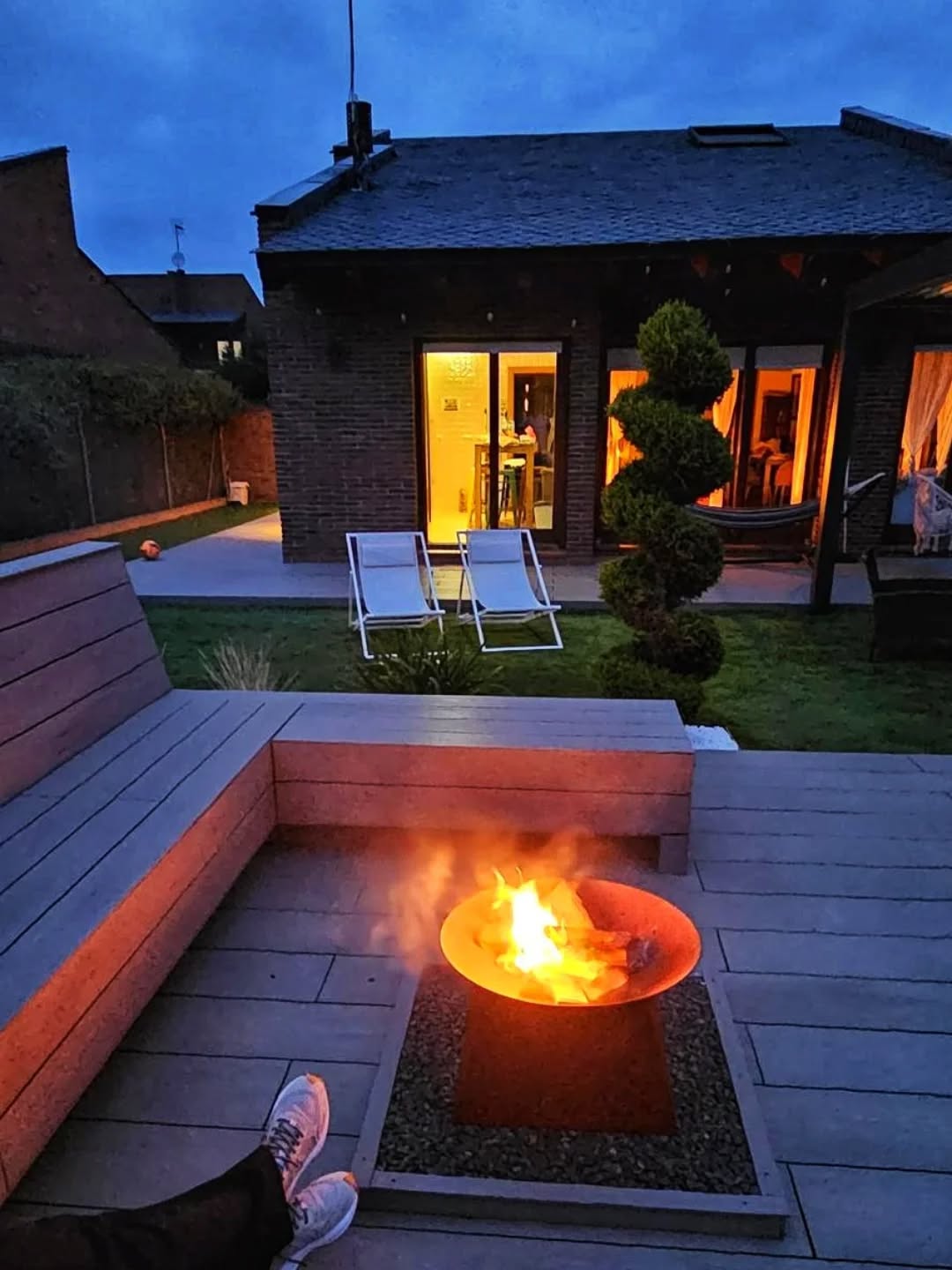 Nada como cerrar el día junto al fuego, dejando que el calor y el silencio del jardín lo llenen todo.
Así se siente una noche en Ca La Mary 🔥
#CaLaMary #fuego #momentosqueabrazan #escapadaconencanto #vidreres #escapadarural #otoño