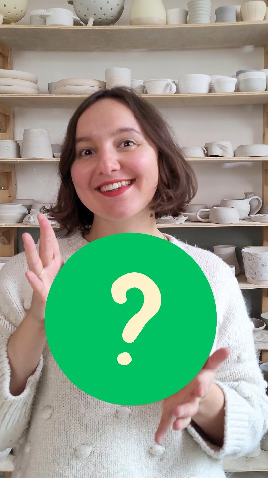 🚨 La nouveauté qui manquait 🚨
Ça fait beaucoup trop longtemps que j'en parle et que je voulais vous les montrer : les assiettes Zigoto ! ✨️J'ai même un peu le trac, à force d'avoir patienté si longtemps 🥹
Comme il était compliqué de fabriquer une assiette plate "penchée", j'ai joué sur le désaxage d'une cavité circulaire, créée pendant le tournassage. Cette zone creuse peut avoir plusieurs utilités, et accueillir par exemple un petit bol de soupe, des condiments ou une bonne sauce 🤤
On peut ainsi composer son assiette de mille façons, pour un repas plus graphique et plus ludique !
Aussi, je tenais à faire un plat avec des petits rebords, pour que ce soit encore plus pratique 💪
Et comme je voulais aussi un format adapté aux desserts et aux goûters, il y aura évidemment des petites assiettes pour les gourmands d'entre vous 🍪🍰
En tous cas, c'était vraiment un goal de pouvoir proposer un set de pièces complet pour une tablée 🙌 Trop hâte de faire mettre le couvert 100% azimuté !
Alors, vous en pensez quoi ??
#new #ceramique #assiette #artdelatable #artisanat #lille #france #faitmain #poterie #tournage