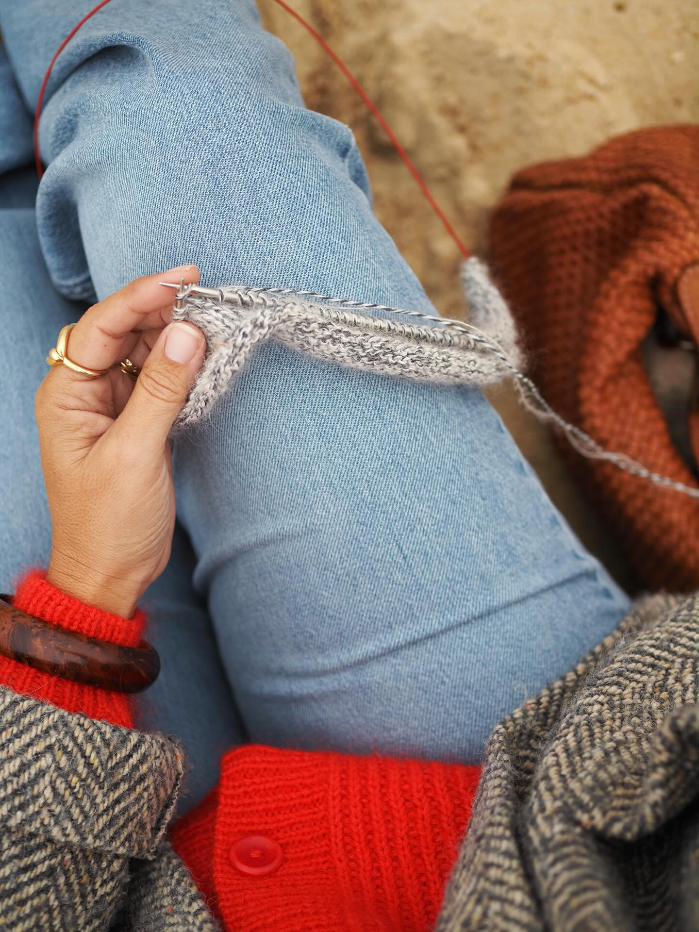 Dans ma pellicule de ce week-end.
Un nouveau tricot commencé et l’océan..
🌊 ❤️
Fils . @yarnbysimone
.
.
#atelieremilie #ateliermiliedesigns
#knitting #knitweardesigner #mohairaddict
#tricotété #summerknitting
#tricot #strikk tricot #jeportecequejetricote