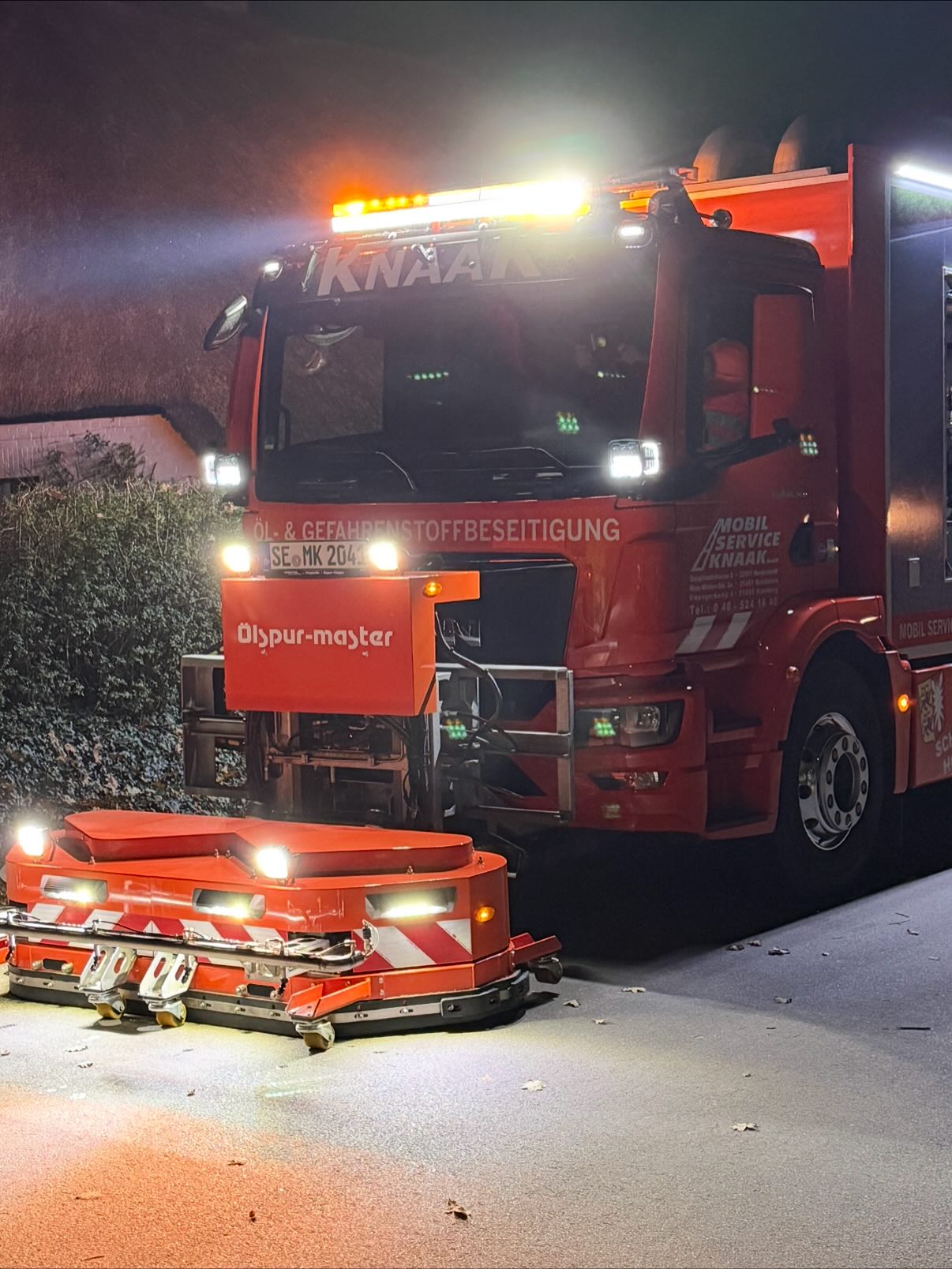 Am gestrigen Dienstabend hatten wir zu den Themen auslaufende Betriebstoffe und Gefahren bei Verkehrsunfällen, sowie Bränden mit E-Fahrzeugen die Firma Knaak bei uns an der Wache. Es fand zu dem Thema auslaufende Betriebsstoffe ein reger Austausch hinsichtlich der Tätigkeiten und Zuständigkeiten an einer Einsatzstelle statt.
Des Weiteren wurden seitens der Firma Knaak spezifische Handlungsmöglichkeiten im Umgang mit E-Fahrzeugen an Einsatzstellen aufgezeigt.
An diesem sehr interessanten und lehrreichen Dienstabend nahmen auch Kameraden aus den Nachbarwehren der FF Wilstedt (@ff_wilstedt) und FF Wulksfelde (@ffwulksfelde) teil.
Ein großer Dank geht nochmal an die Firma Knaak, die sich Zeit genommen, um die Thematik gemeinsam durchzugehen.