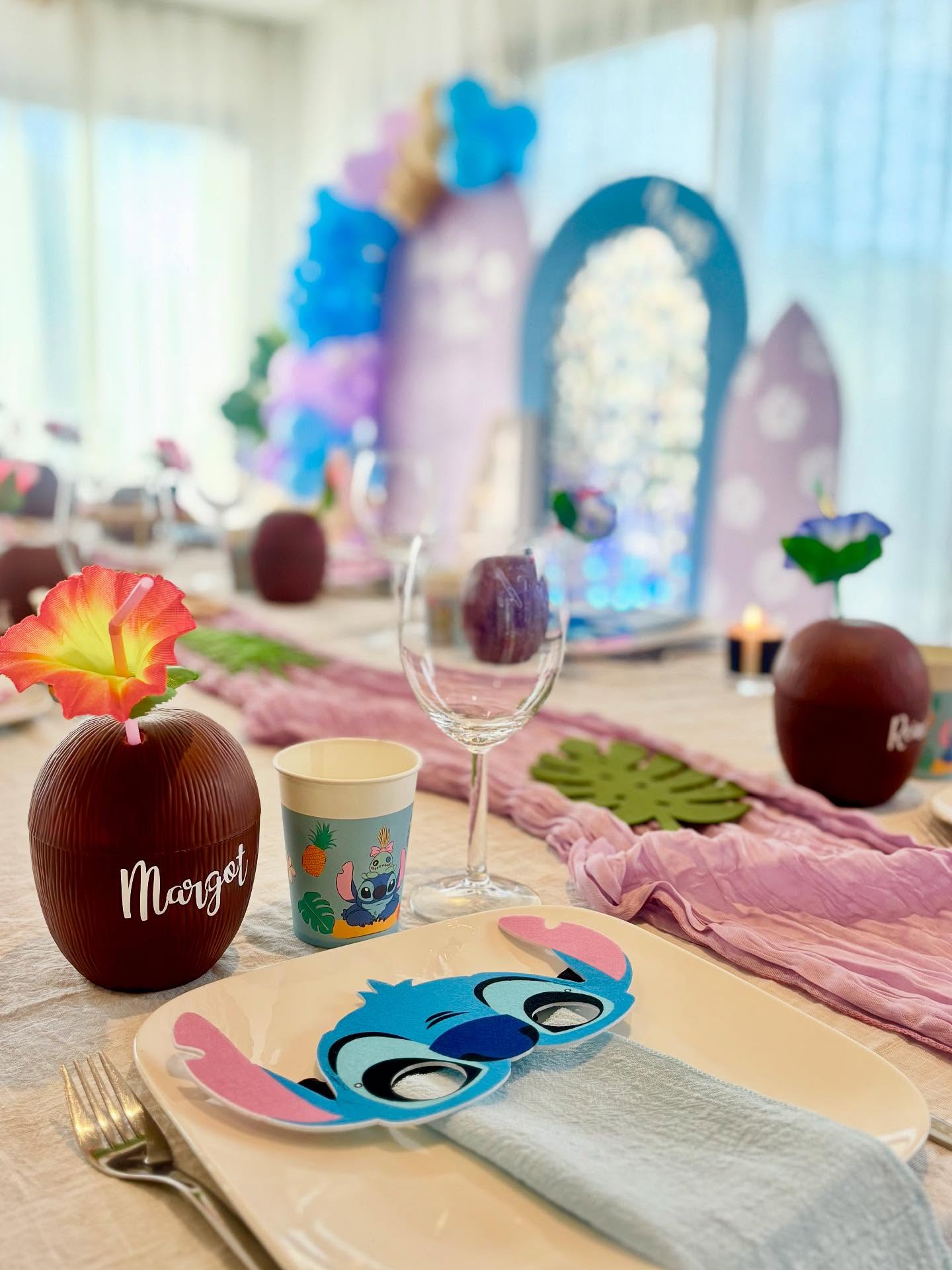 JALMA’Event ✨ A N N I V E R S A I R E ✨
Décoration de la table pour les 4 ans de Margot & Alba :
🟣 Des couleurs sur le thème de Stitch
🥥 Des noix de coco en guise de verre
🎭 Des masques pour que chacun reparte avec un petit souvenir de l’anniversaire
Une table harmonieuse et colorée pour célébrer ce bon moment.
Si toi aussi tu as envie d’une jolie décoration personnalisée pour ton anniversaire ou celui de tes enfants, contacte moi !
#anniversaire #stitch #jalmaevent #event #evenement #décoration #decorationevenementielle #decorationevent #birthday #balloons
