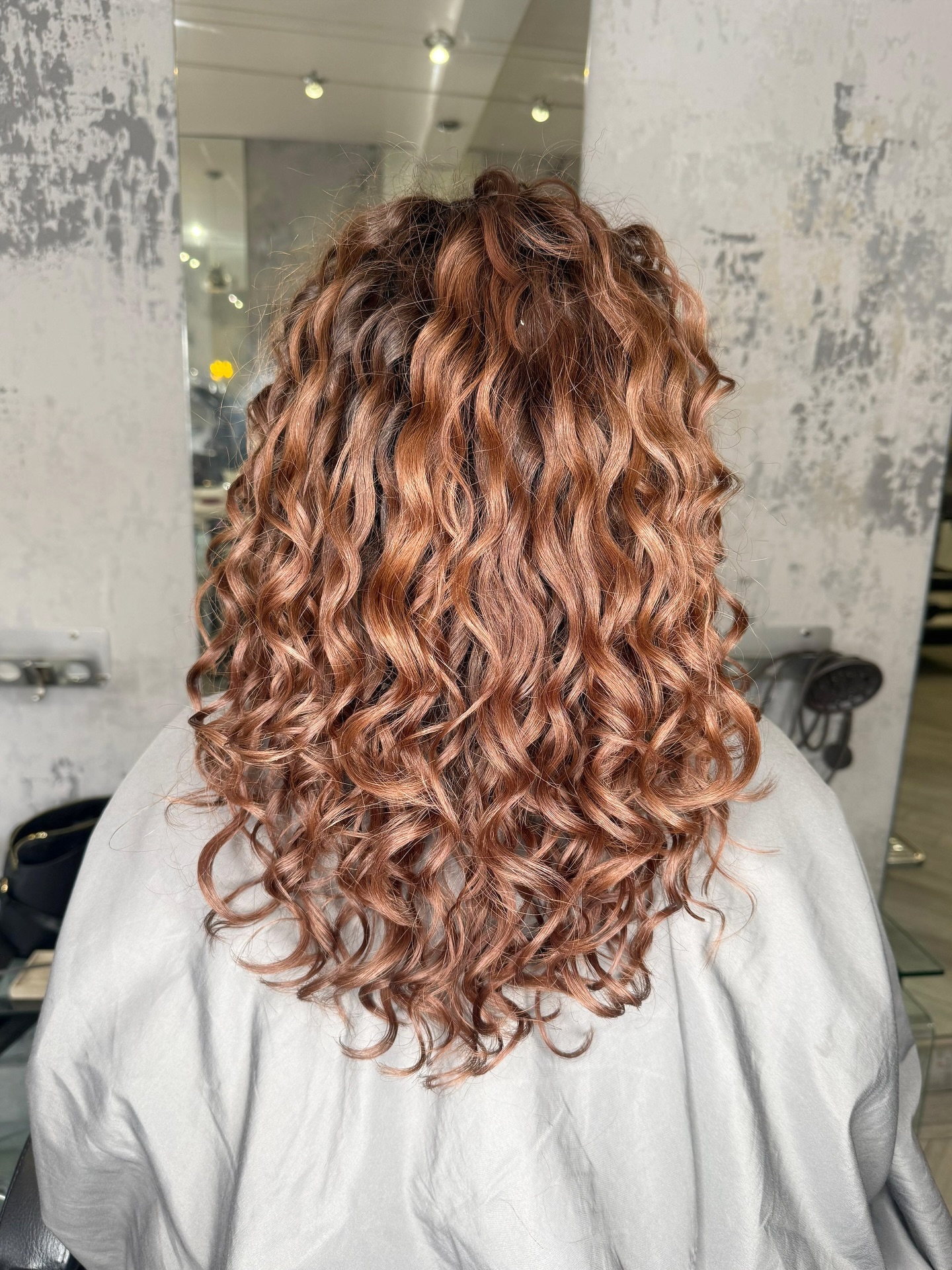 This before and after is just wow !! when starting your curly hair transition you don’t just leave with a new hair style… you leave with a new mindset, a new glow, and so much hair knowledge 🤎
#curlyhairspecialist #curltalk #london #explore #curltalkcut