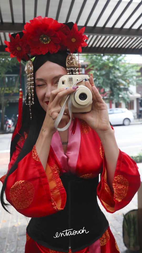 No dia 19 de janeiro de 2025, o Entaovah desembarcou em um pedacinho do Japão em São Paulo e reuniu um time de viajantes para uma tarde daquelas que a gente não esquece.
O encontro rolou em um izakaya super autêntico, inspirado no destino mais vendido fo ano anterior e queridinho dos clientes da nossa agência: o Japão.
Entregamos o melhor da gastronomia e ainda teve arte, conversa boa e, claro, muita troca entre pessoas que têm a mesma paixão: viajar.
A proposta foi celebrar o que já vivemos e abrir caminho para as possibilidades de 2025 (que já colhemos muitas), olho no olho, taça na mão e muita história na mesa. E funcionou.
A ideia era unir Japão e Brasil por meio da arte e de hoteis que te permitem dormir dentro de museus, @benesse_artsite em Naoshima e @clararesorts no Inhotim.
O evento foi pensado para ser íntimo, daqueles “poucos e bons”, garantindo que cada convidado fosse realmente bem recebido e se sentisse, por algumas horas, em um pedacinho do Japão sem sair de São Paulo.
Quem veio de fora não ficou na mão: o Entaovah ainda deu aquela força com condições especiais e suporte de viagem.
No fim, ficou a sensação de que essa foi só a primeira de muitas. O dia entregou conexão, risadas, novos contatos e memórias que já valem o replay.
E para relembrar esse dia especial, dê o play!
Arigatou gozaimasu a todos que estiveram presentes!
Ah… E já programou a sua próxima viagem? Entaovah!
-
Produção: @patriciaggraf
Izakaya: @omoide.sakaba
Street Art: @acstencil
Palestra sobre Arte: @juniocesarinhotim
Flash tattoo: @navarrogabs.art
Hostess: @madebymessyjessy
Apoio: @inhotim @clararesorts