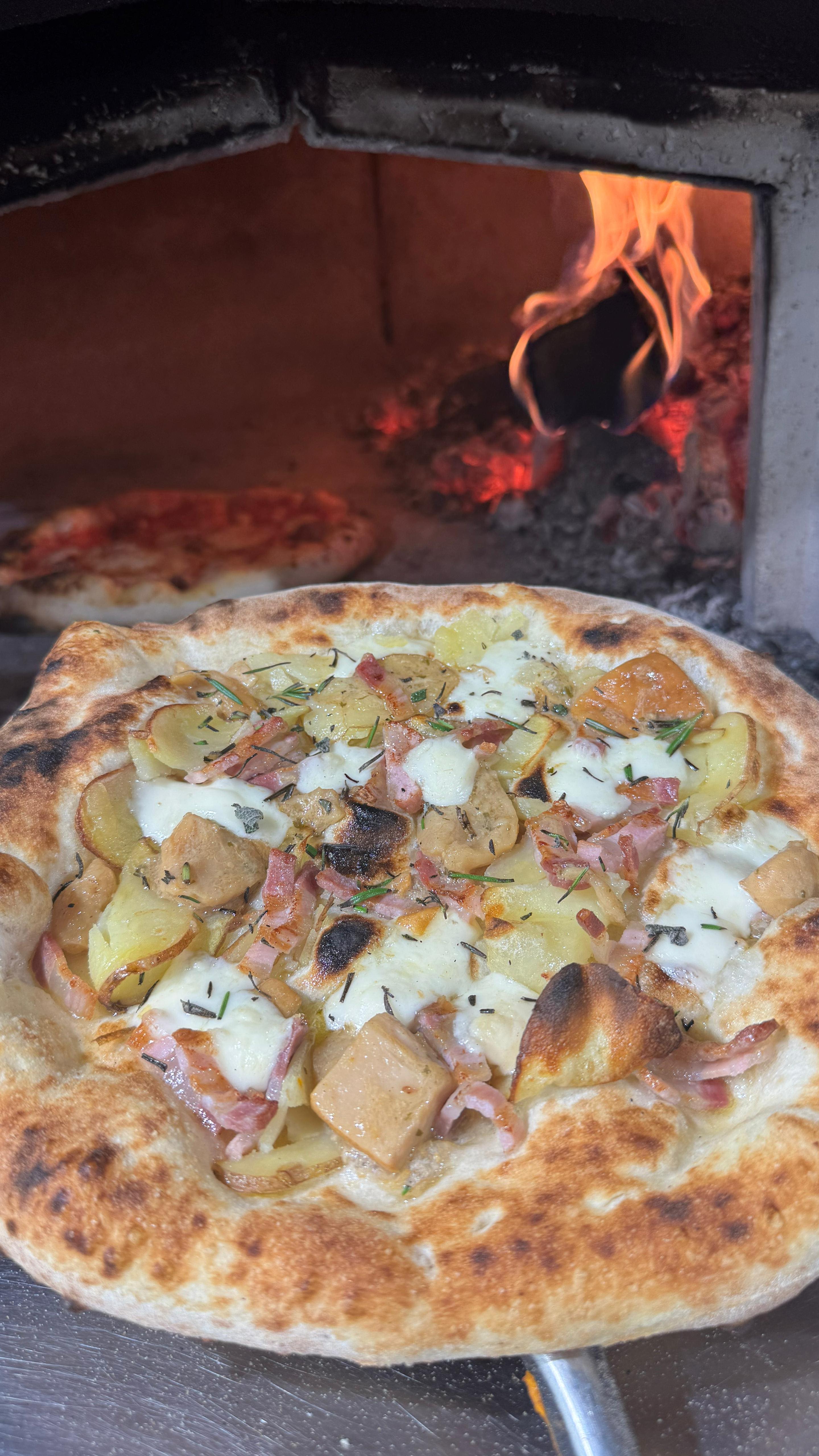 🍄🟫RUSTICA🍂
Roasted potatoes, porcini mushrooms, crispy pancetta, melted provola cheese & garden herbs — the perfect autumn comfort pizza! 🔥🍕
#DaccapoPizzeria #daccapopizzerialondon #LondonPizza #BestPizzaLondon #PizzaItaliana #londonstreetfood #pizzalovers #foodtrucklife #ukcountryside #autumnflavors