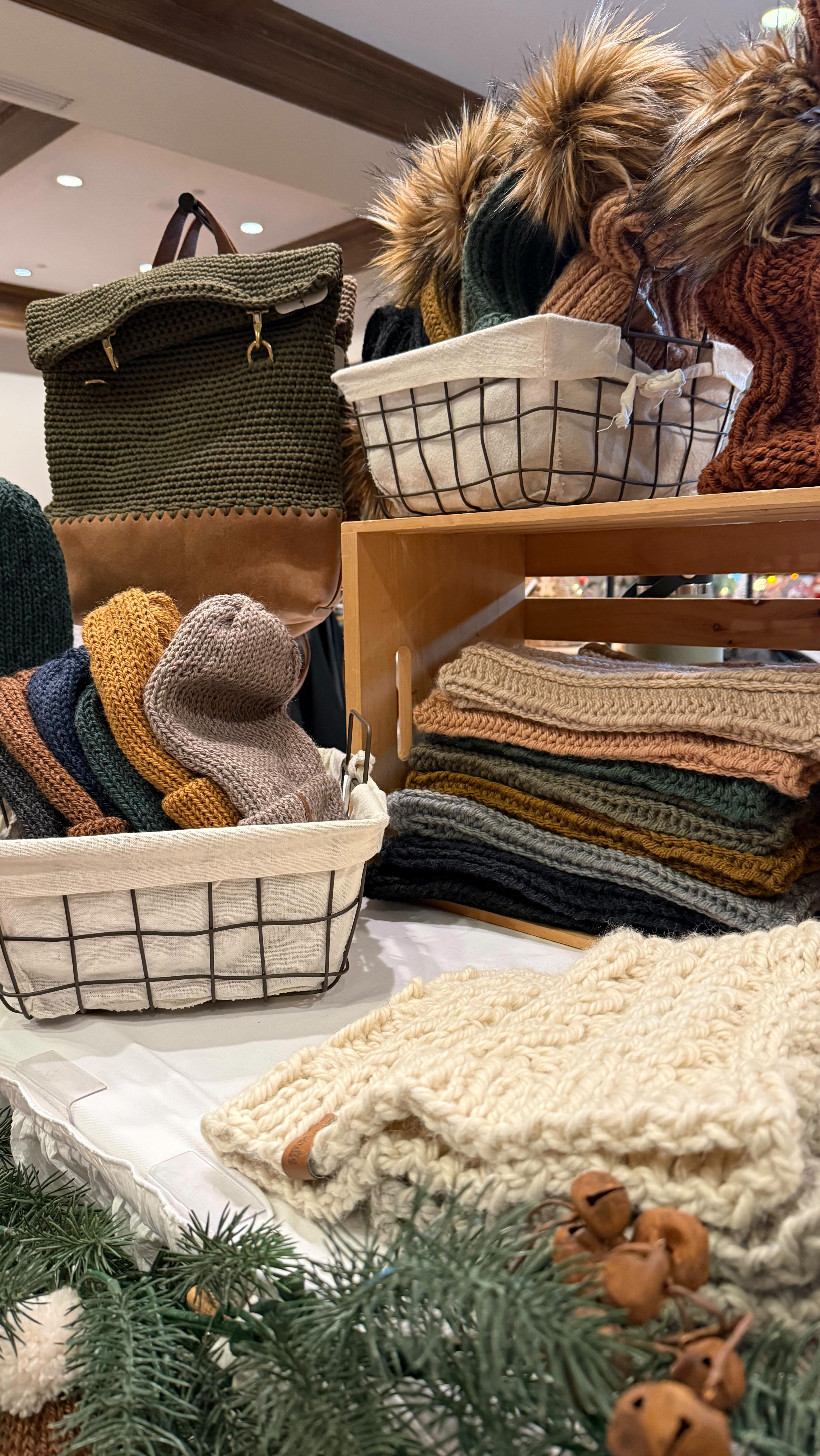 Kicking off our Holiday Markets 🌲
At the @st.sebastianschool Holiday Luncheon & Boutique 🎁
#knittersofinstagram #ohiomade #knitwear #ohioboutique #holidaymarket #holidaygiftideas #leathertotebag #handcrafted