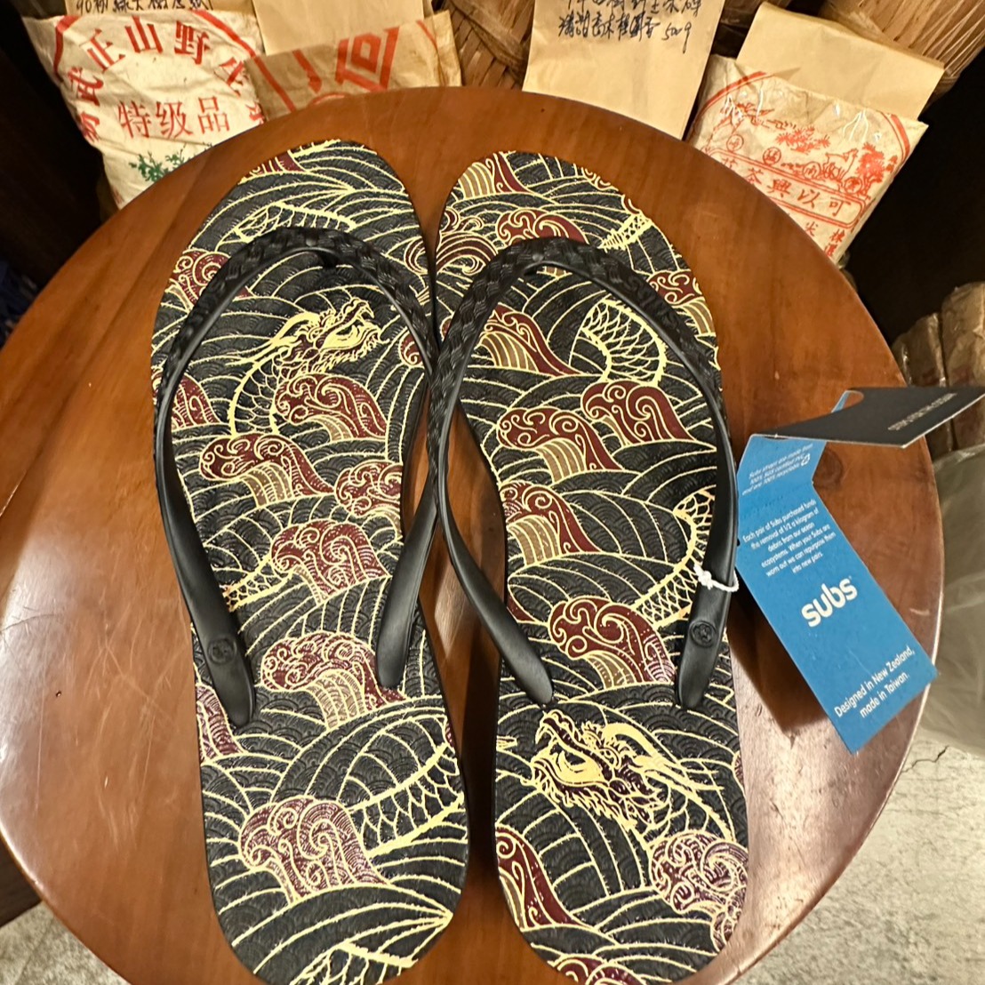 Crafted with care and designed for comfort — bold patterns meet sustainable craftsmanship. These dragon-wave flip-flops from Subs redefine everyday style with a touch of cultural artistry. #enterthedragon
Available & shipping worldwide: www.subs.nz/shop
#subs #subsfootwear #dragon #design #recycled #jandals #flipflops #sustainablefashion #culture