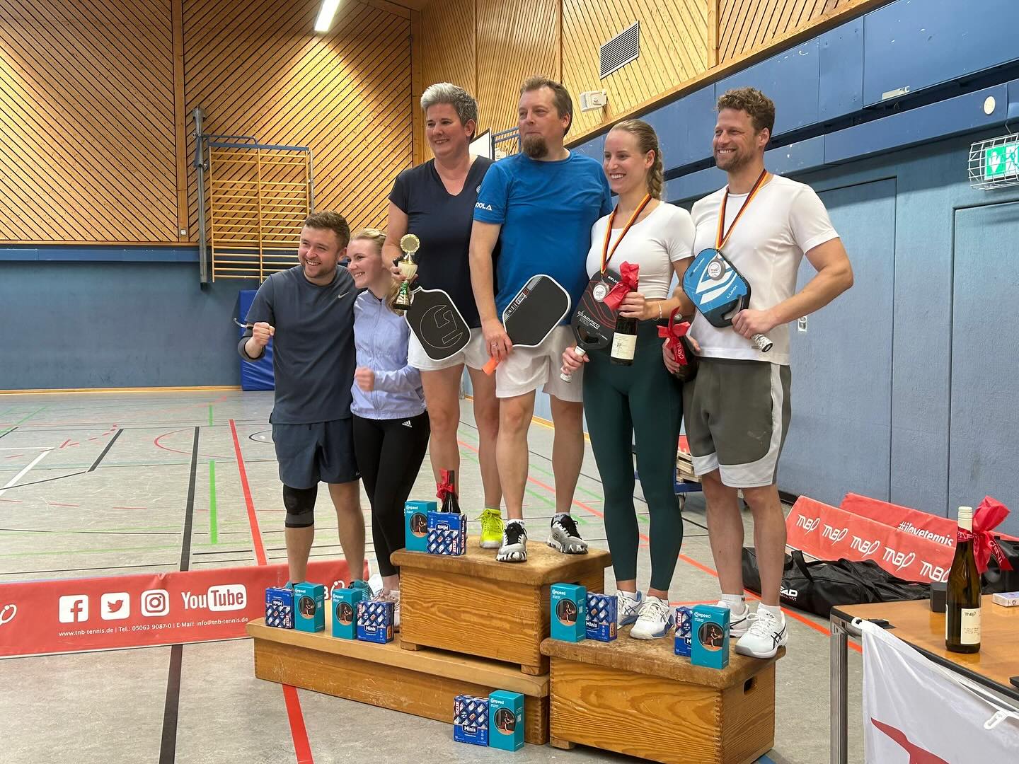 Die 2. Pickleball-Landesmeisterschaften hat der TNB in unserem schönen Hambergen veranstaltet! Auch unsere HTC-Mitglieder konnten sich aufs Podium kämpfen 💪🏼🎾 Danke allen Teilnehmern für einen tollen, sportlichen Nachmittag und dem @tnb_tennis für die Organisation! #pickleball #tnb #hambergen #landesmeisterschaft2025