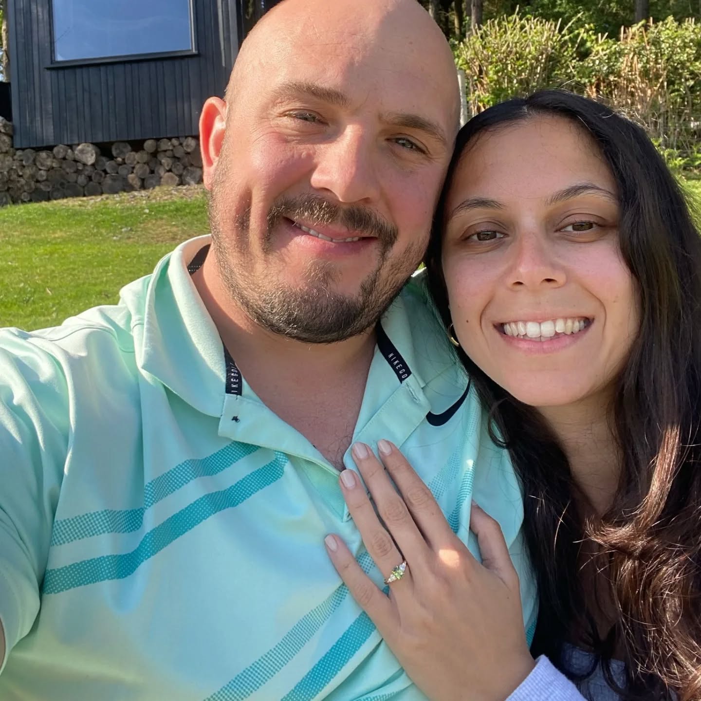 Congratulations T & H, this gorgeous couple who got engaged earlier this year!💕 And what a perfect location to propose with a green sapphire ring 🌿💚✨ It looks so perfect on H's hand👌