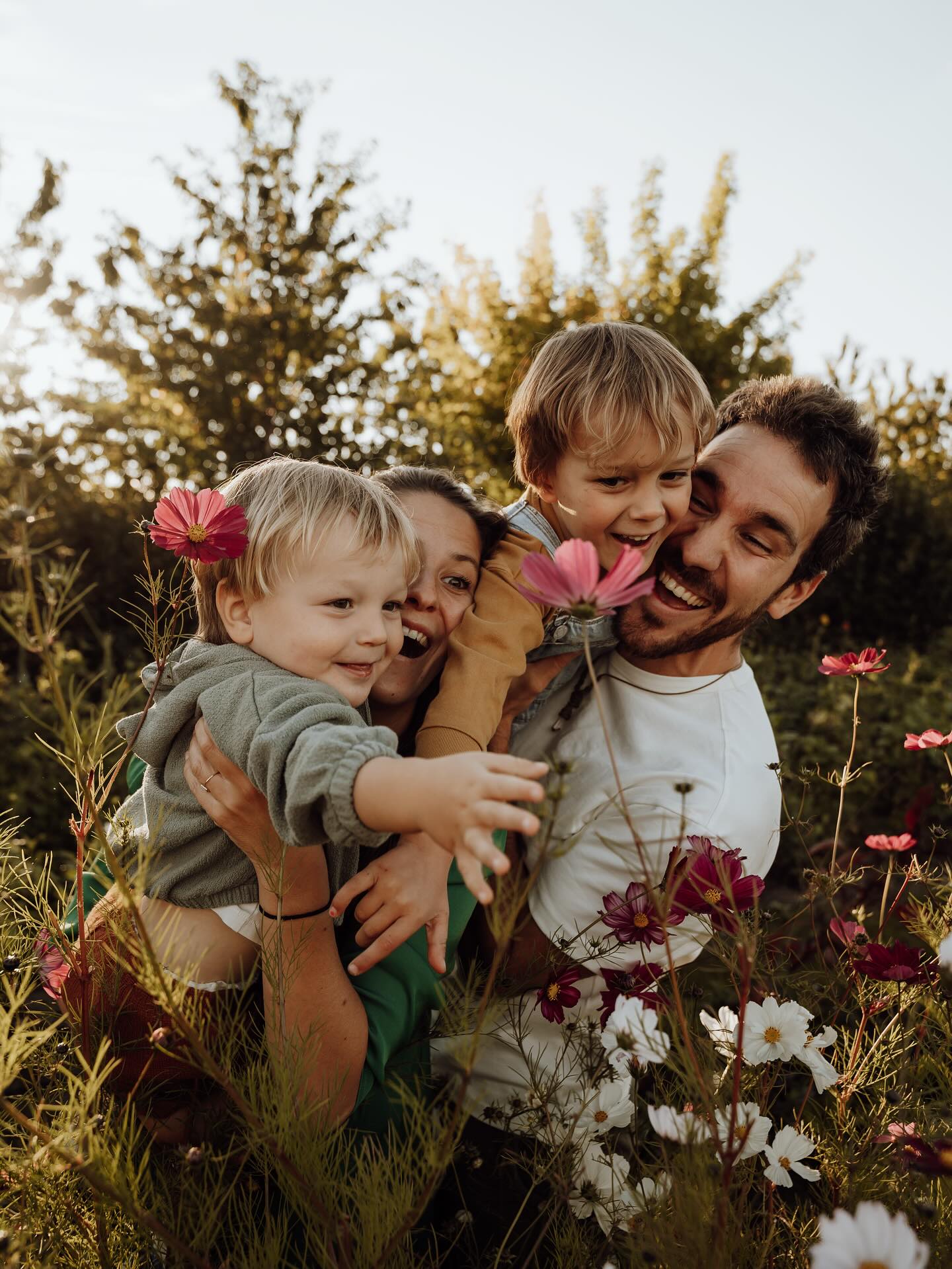 De leukste beelden komen tevoorschijn als je het poseren laat voor wat het is. Samen genieten en spelen en ik doe mijn ding. Ik leg vast wat ik zie en hoe jullie echt zijn. Love it. Meer van dit graag 🌻♥️