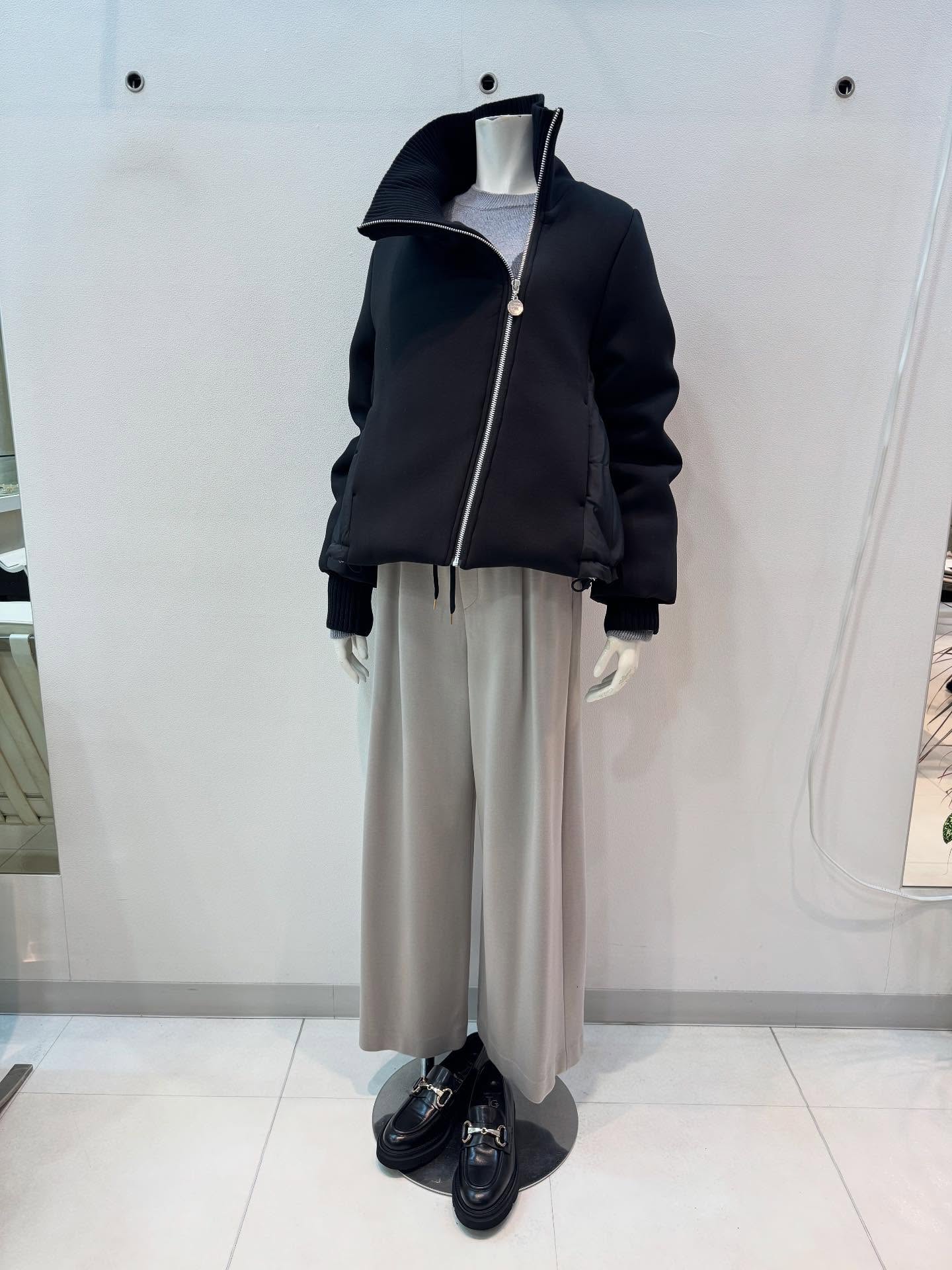 2025 Winter
毎シーズン人気のダウンブルゾン。
今シーズン新型が登場!
少しAラインが大人可愛い🩷
裾はドローコードで縮めてもお召し頂けます!
ダウンブルゾ