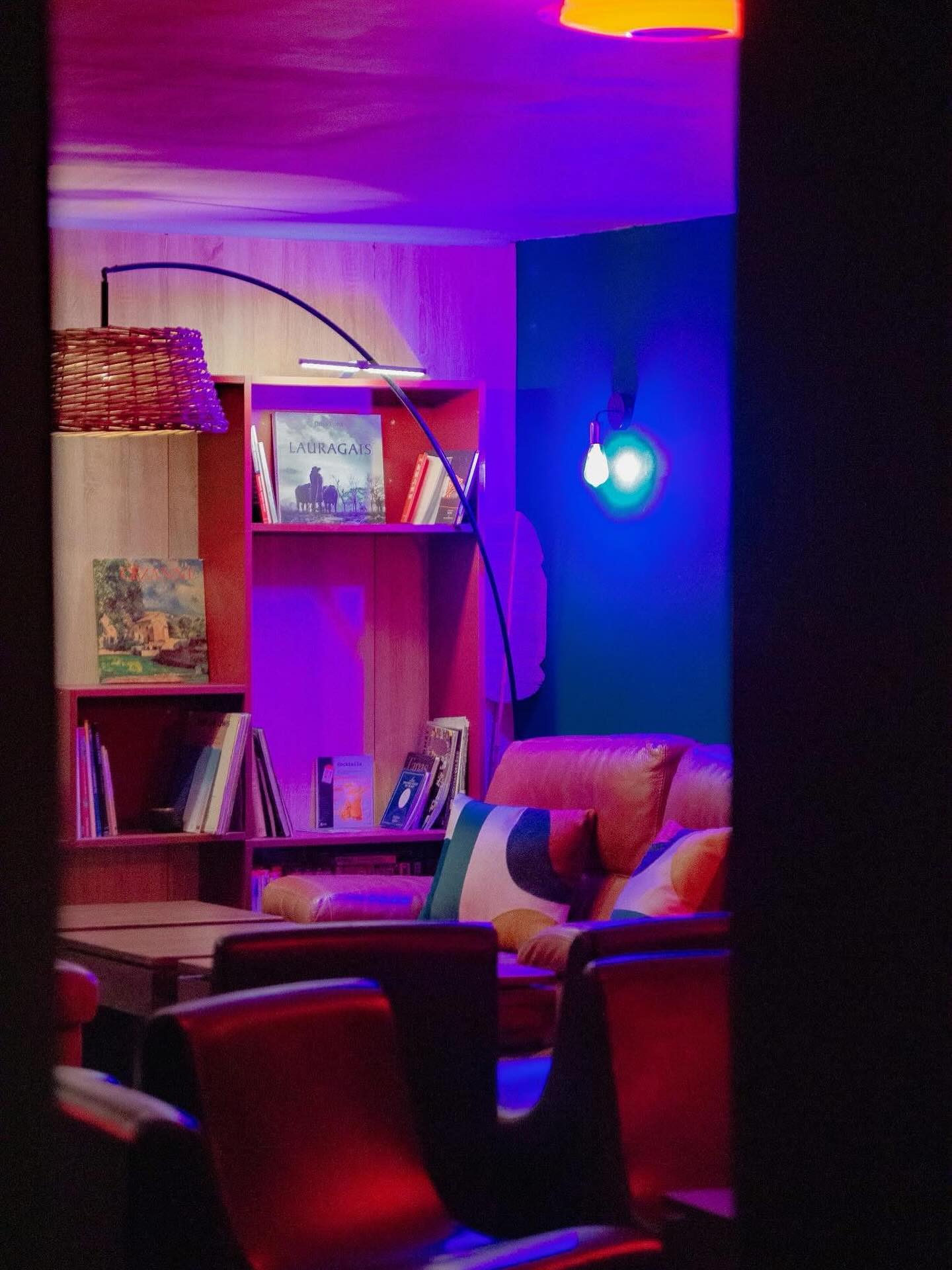 Le quartier change… et nous aussi. ✨
Vous l’avez peut-être senti… 🤫
Ici, ça avance doucement.
Pas de grands bruits. Pas de blabla.
Juste un pas de plus vers le Canot’ qu’on aime. Un “chez soi” encore plus assumé.
Plus vrai. Plus chaleureux. Plus nous.
On vous en dit plus très bientôt. Gardez l’œil ouvert. 😉
🫶 Merci à ceux qui sont là depuis le début…
Et bienvenue à ceux qui arrivent maintenant.
📍 Aurillac — ça bouge.
🟡 Ouvert jeudi, vendredi, samedi
(Même si la ville se refait une beauté autour, on est là et bien là !)
#Aurillac #CanotierLive #NouveauChapitre #Ambiance