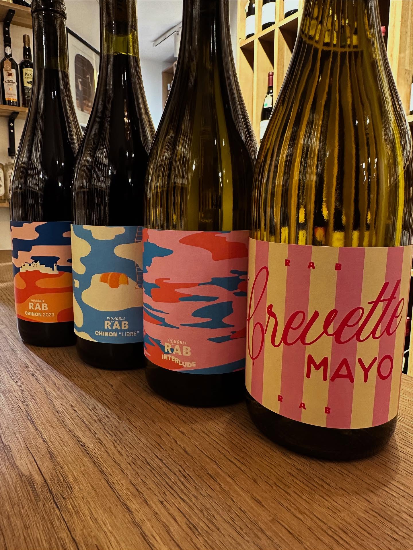 Le Vignoble du RAB fait son retour chez nous !
Des vins naturels venus tout droit de Chinon :
– Chinon Classique, frais et fruité
– Chinon Libre, un rouge plus structuré
– Interlude, un chenin sec et vif
– Crevette Mayo, un blanc de colombard plein de fraîcheur
Disponibles dès maintenant dans nos caves de Lille, Lens et Valenciennes 🔥
#rab #lesvinsgourmands