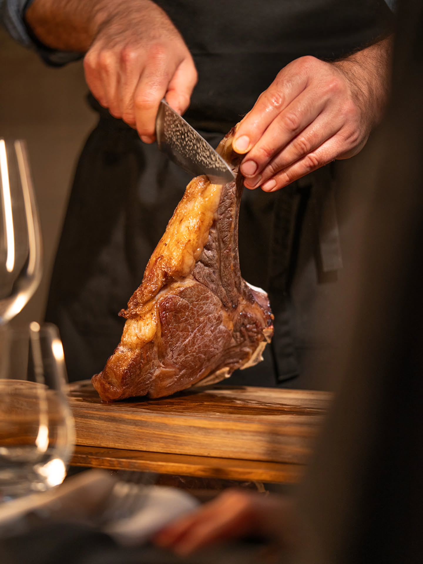 Un goût subtil de noisette et de beurre, relevé d’une touche florale, né d’une maturation optimale de notre côte de bœuf Rubia Gallega
#lausannefood #instafood #vaud #foodlover #foodie #rubiagallega #cotedeboeuf #restaurantlausanne