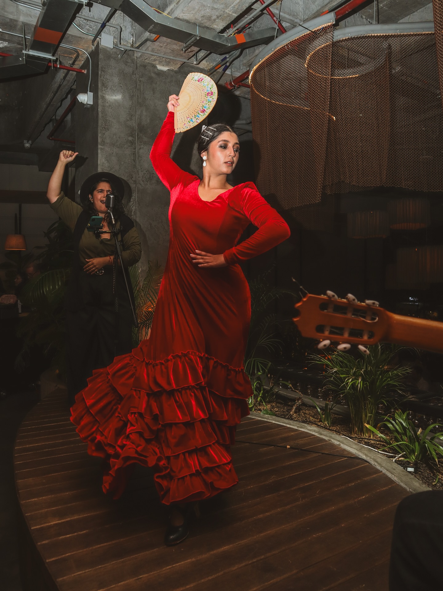 🥘 Aniversario #2 de @maximo.mde
📌Nota completa en Bloggaleriadearte.com
El ambiente se impregnó del aroma de la paella recién hecha, un clásico que nunca falla y que encajó a la perfección con la propuesta culinaria del lugar.