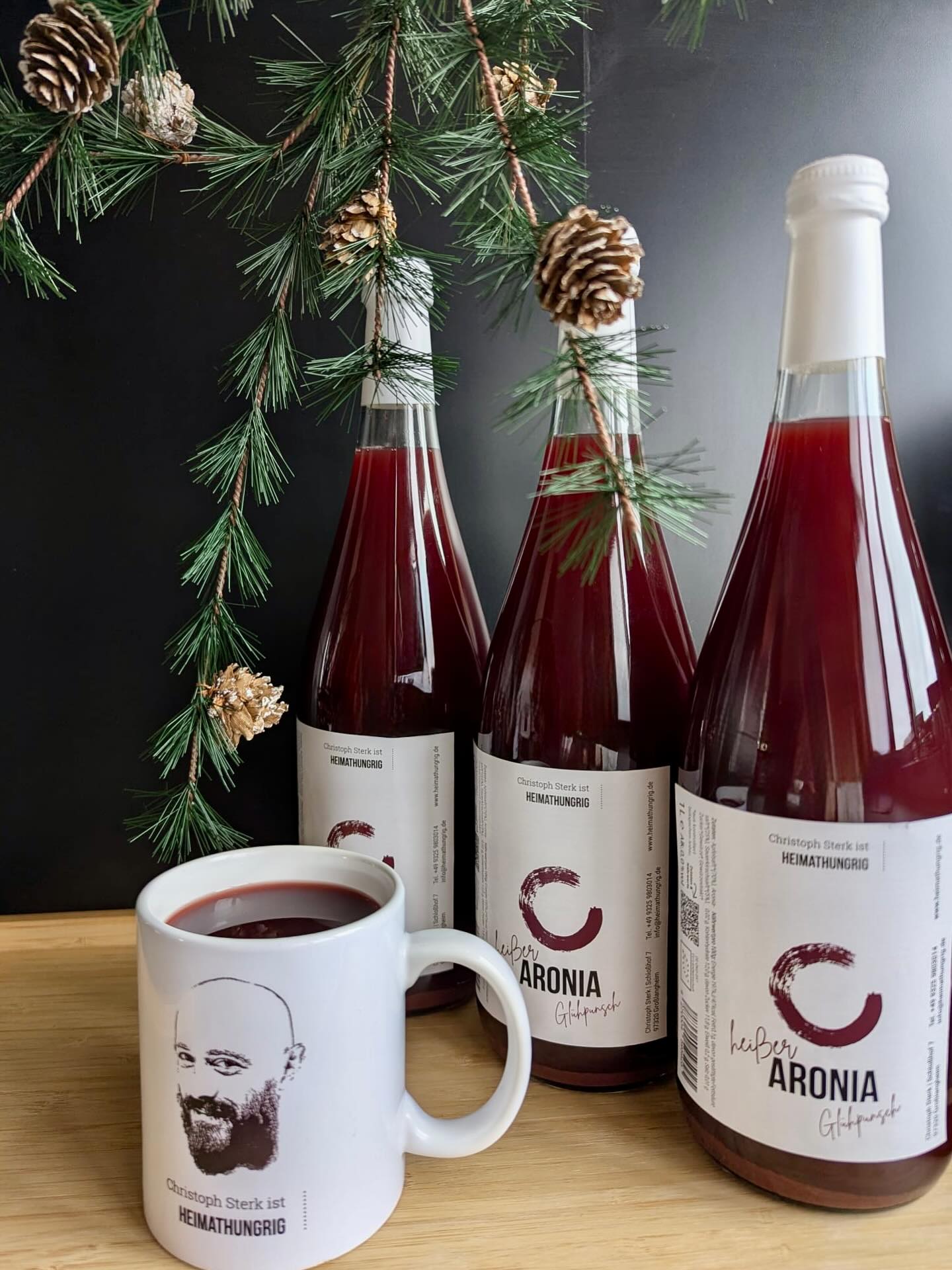 ✨Neu bei Heimathungrig: Unser alkoholfreier Aronia-Glühpunsch! ✨
Fruchtig, würzig und wohltuend – unser Aronia-Glühpunsch vereint die feine Süße der Aroniabeere mit weihnachtlichen Gewürzen und sorgt für echtes Wohlfühl-Feeling an kalten Tagen.
Ob beim Adventsmarkt, mit Freunden oder eingekuschelt auf dem Sofa – dieser Punsch macht jeden Moment ein bisschen gemütlicher. 💫
❗️Ab sofort im Hofladen erhältlich oder im Onlineshop unter www.heimathungrig.de und mit allen Sinnen genießen!
#heimathungrig #glühpunsch #aroniabeere #weihnachtszeit #punschzeitistdieschönstezeit #genuss #alkoholfrei #gemütlich #heimatliebe❤ #winterzauber❄️#hofladen