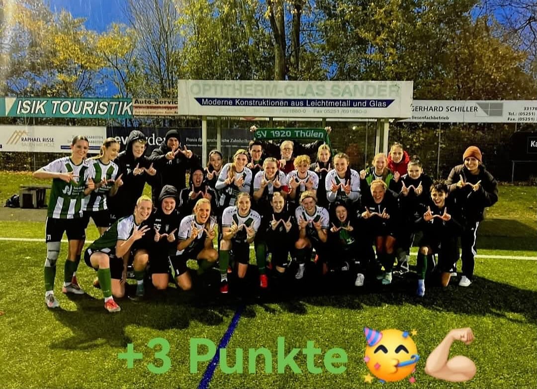 ⚽ Sophia Kloppenburg schießt SV Thülen zum Auswärtssieg in Borchen ⚽
SC Borchen - SV Thülen 1:6 (0:2)
⚽⚽⚽ Sophia Kloppenburg
⚽ Merle Tamborini
⚽ Sina Seipel
⚽ Franziska Schüttler
Der Aufwärtstrend der Fußballdamen des SV Thülen hält weiter an. Auch das dritte Kellerkind wurde am Sonntagnachmittag standesgemäß besiegt. 💪🏼
Allerdings dauerte es bis zur Mitte der ersten Halbzeit bis sich die Gäste vom Thülener Scheid aus dem Angriffspressing des Aufsteigers befreien konnten.
Die Heimmannschaft machte ordentlich Druck und suchte ihr Heil in der Offensive.
Mit schnellen Angriffen über die Außenbahnen sorgte der SCB anfangs für viel Gefahr.
Die Abwehr um Spielführerin Jessica Krefeld schaffte es aber mit vereinten Kräften ihre Farben vor einem Rückstand zu bewahren.
Im weiteren Spielverlauf zeigte dann Thülens junge Angreiferin Sophia Kloppenburg ihre ganze Klasse.
Die Giershagenerin erzielte nach einem Zuckerpass von Anna Böddicker das Tor zum 1:0 (31.).
In der 44. Spielminute hämmerte Sophia einen Fernschuss unter die Querlatte. Auch hier war die sonst sehr gut aufgelegte Torfrau des SC Borchen machtlos.
Nach dem Seitenwechsel wurde es dann kurzzeitig etwas kribbelig.
Durch eine unachtsame Aktion im Thülener Spiel konnte der Aufsteiger auf 2:1 (57.) verkürzen.
Aber nur vier Minuten später war es erneut Sophia Kloppenburg, die einen Angriff über die eingewechselte Merle Tamborini zum 3:1 (61.) abschließen konnte.
Zehn Minuten später glänzte Thülens Nummer 31 als Vorlagengeberin. Ihren Pass in den Strafraum verwertete Merle Tamborini zum 4:1 (71.). Die Vollblutstürmerin durfte sich damit über ihren ersten Pflichtspieltreffer im grün-weißen Trikot freuen.
Damit sollte es aber nicht genug gewesen sein. Sina Seipel krönte ihre gute Leistung mit einem sehenswerten Treffer aus der Distanz und erhöhte auf 5:1 (81.).
Die eingewechselte Franziska Schüttler war es dann, die mit ihrem Treffer zum 6:1 (89.) den Endstand herstellte.
Mit weiteren drei Punkten im Gepäck und dem Sprung auf den 9. Tabellenplatz ging es dann auf die kurze Rückreise in den Altkreis Brilon. 💚🤍🖤