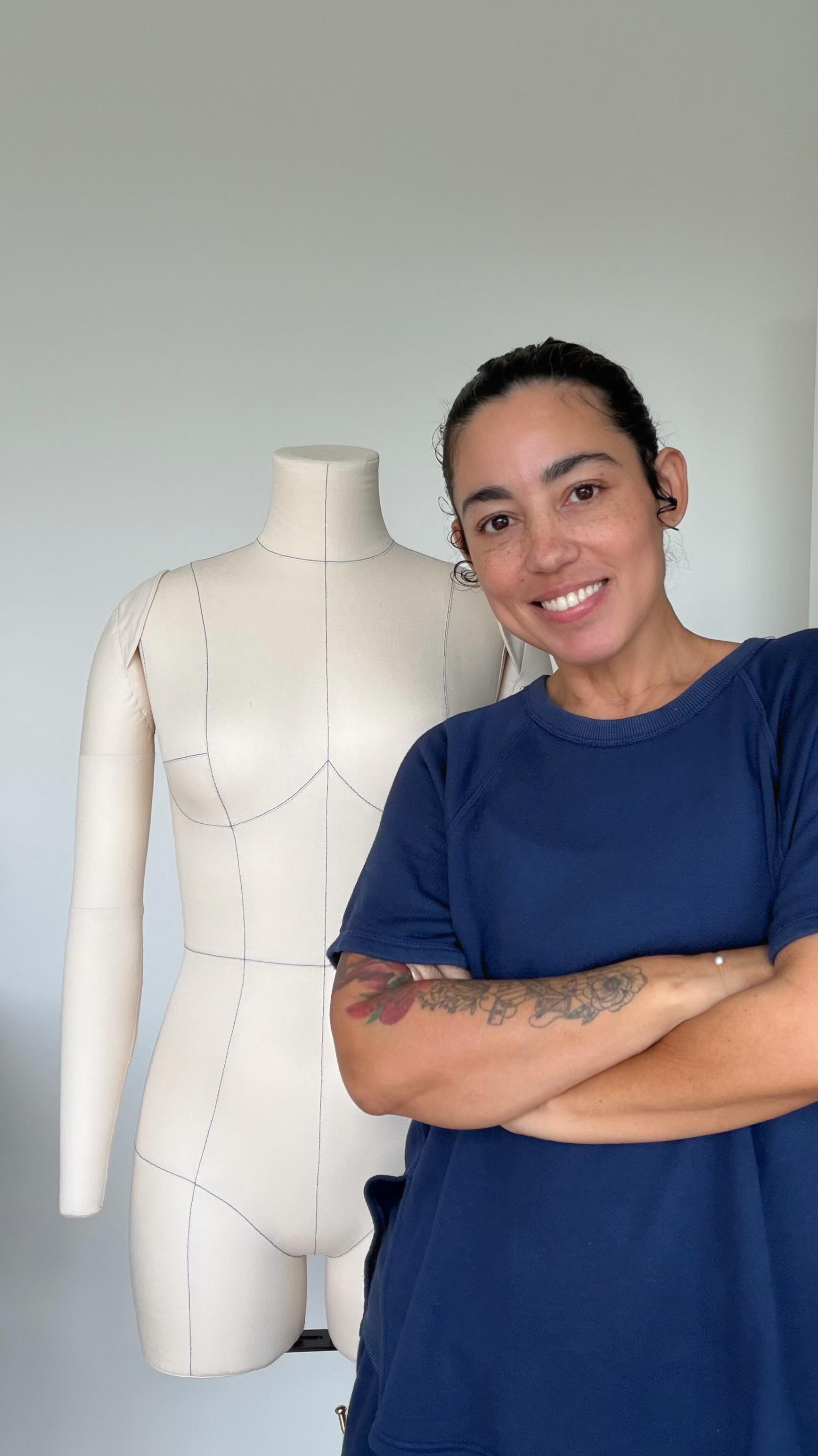 The best dress form I have ever owned by @one.forms 🙌🏽 Custom made to my measurements, fully pinnable 🪡 contrast stitching for easy to see style lines, beautiful and sturdy base. Check out @one.forms