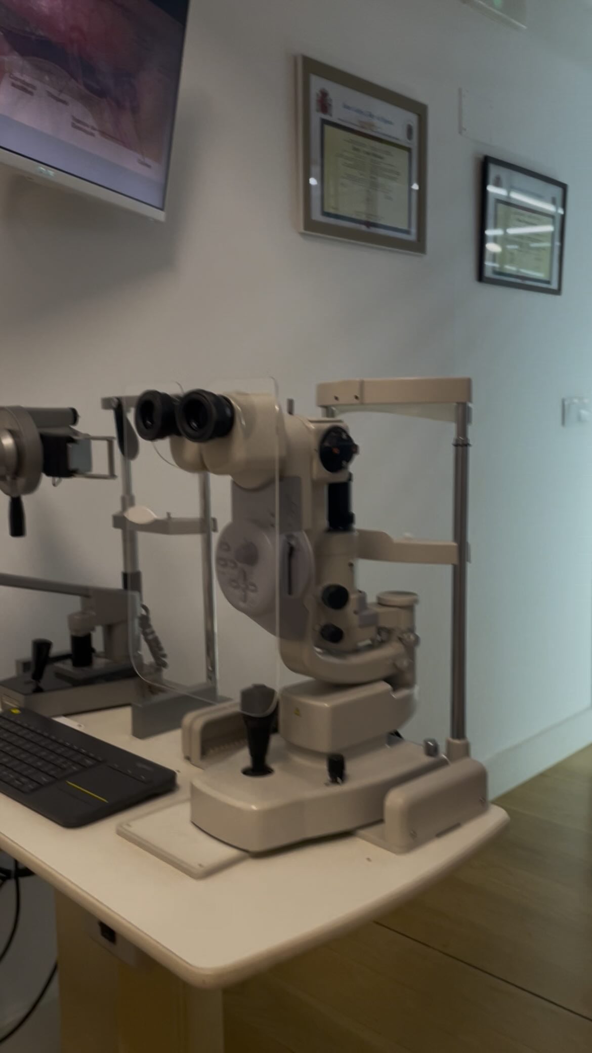 🎃👻Este Halloween, que no te pillen los sustos sin ver bien
Acércate a Óptica San Mateo y disfruta de una decoración de miedo… ¡y una visión de cine! 🎃
#ÓpticaSanMateo #Halloween2025 #MiraConEstilo