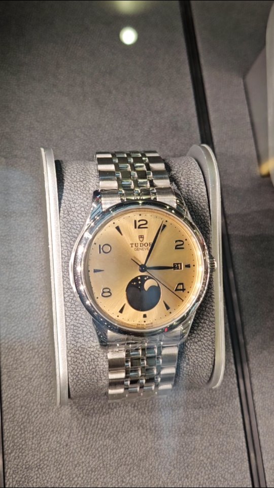 @swisswatchglobal 举办第十一届‘’Art of Time‘’钟表展,领衔品牌包括 @bellrosswatches @breitling @tudorwatch @tagheuer @zenithwatches @bvlgari @bovet1822 ,携手 Richemont 集团众星,如 @cartier @iwcwatches 、@jaegerlecoultre @Montblanc @bellrosswatches @Panerai @piaget ,共同呈现这场年度钟表盛典。钟表展从即日起至11月9日。
Make sure to fully immerse yourself in the world of the 'Art of Time' ! 😍
#tictoctime #swisswatchglobal #artoftime #artoftime2025 #watchblogger #wristwatch #watchlover #timepiece #wristshot #timepiece #watchesofinstagram #WatchCollector #wristwatchcheck