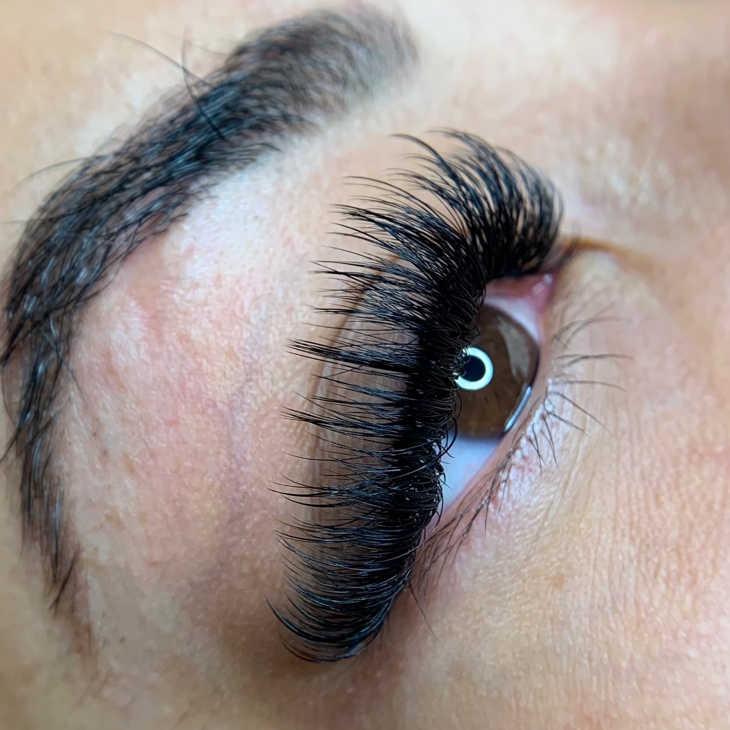 Texture = dimension 👁️ Open fans for fluff, closed fans for depth, that’s how you create magic 🪄
#ombrebrows #lashextensions #lashes #bristol #browtattoo #pmu #wispylashes #russianvolume #fyp #lbsensei #beautycourses