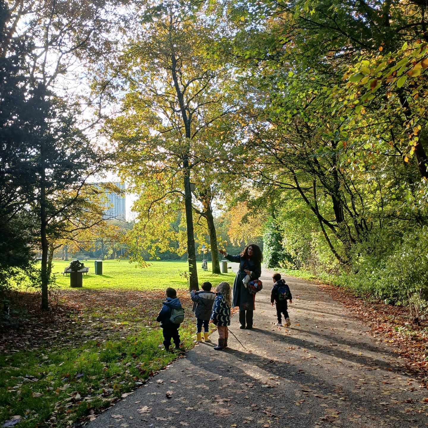 🍂 Herfstwandeling met de onderbouw! ☀️
Vandaag genoten we van het prachtige herfstweer tijdens een gezellige wandeling. De kinderen ontdekten blaadjes in alle kleuren, zochten eikeltjes en hoorden de blaadjes ritselen onder hun schoenen. Wat een heerlijke dag om samen van de natuur te genieten! 🌳🍁