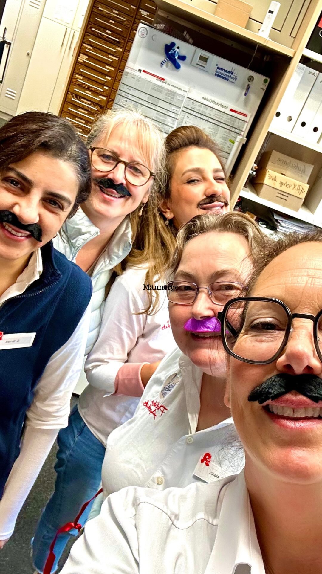 Der Movember steht bei uns in der Apotheke ganz im Zeichen der MÄNNERgesundheit. Mit dem Schnurrbart als Symbol macht der Movember auf Vorsorge und Prävention aufmerksam: #deineapothekevorort
#Männergesundheit #Movember #Apotheke #Vorsorge #prävention #männer #GesundheitSchenken #gesundbleiben #healthyliving #starkesteam @pelikanapotheke_buettgen