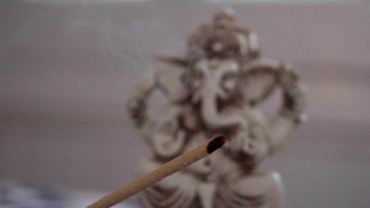 🌿 Paçuli Büyüsü: Derin ve Topraksı Bir Huzur! ✨
Darshan’ın Paçuli tütsüsü, doğanın kalbinden gelen yoğun, odunsu ve topraksı notalarıyla ortamınıza derin bir denge ve sıcaklık getirir. 🌳🔥
Bu karakteristik aroma, bulunduğu mekâna ağırlık, zarafet ve uzun süreli kalıcılık kazandırır. 🌾
Paçuli, dolgun ve zengin kokuları sevenler için mükemmel bir seçimdir. 🌸
🕯️ Derin nefes al, doğanın gücünü hisset!
#Darshan #Paçuli #Tütsü #DoğalKoku #Aromaterapi #TopraksıKoku #DerinHuzur #KalıcıAroma