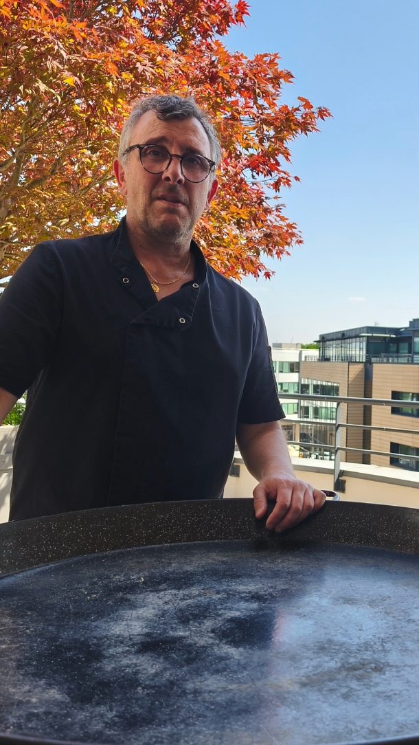 Le nettoyage du plat, c'est parfois le plus compliqué à faire, suivant l'endroit où l'on est 😅
#humour #nettoyage #paella #traiteurreims #cuisinemaison #animationculinaire #reims #marne #galere