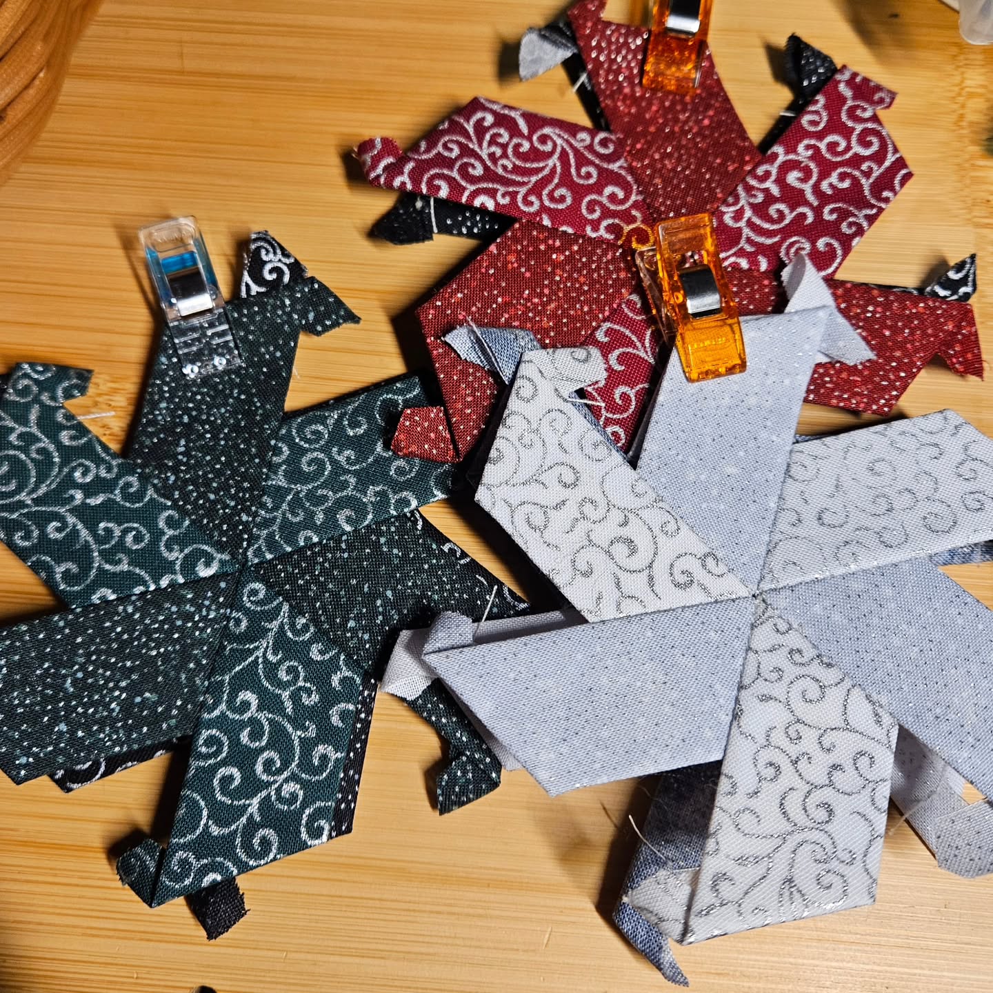 3 ornaments assembled last night during game night. I call this shape a "ninja star". I also prepped more fabric yesterday for more ninja stars, Moravian stars, 6-pointed stars, and jeweled stars (3 of which are spoken for already) and will get back to those this afternoon and evening.
@csoddmall is just over a week away, and @artisansholidayfair shortly after that! I am also still open by appointment for shopping in person. If you want to reserve anything, speak sooner than later!
.
#horsenroundfiberstudio #fiberarts #ornaments #eppornaments #englishpaperpiecing #handsewing #sewnbyhand #handstitching #handquilting #handquilter #smallbusiness #womanownedbusiness #oddmall2025 #artisanholidayfair2025