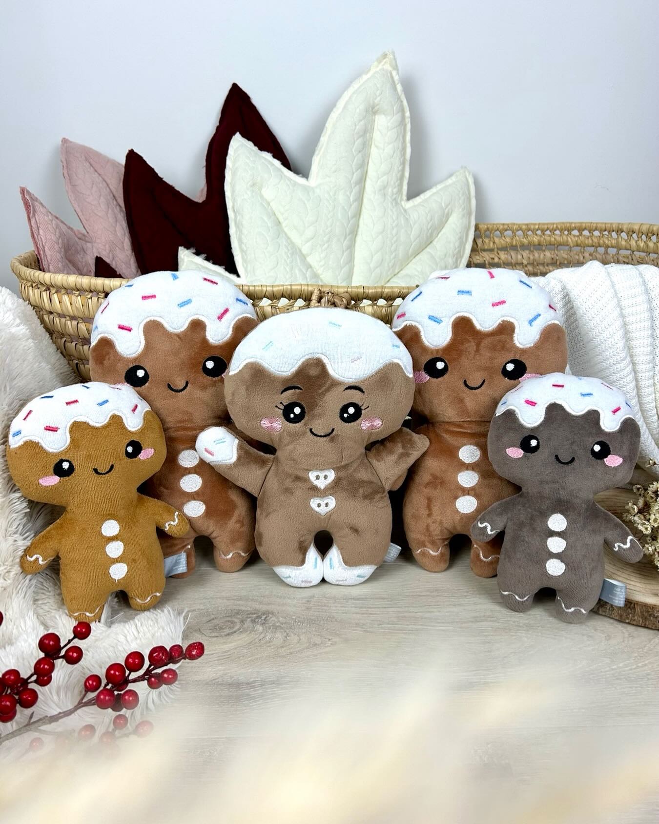 Welches Lebkuchenmännlein gefällt euch am besten? Die Lebkuchenzeit hat begonnen! Nicht nur in den Supermärkten. Auch bei uns wurden schon die ersten gebacken, bestellt und verschickt.
Unser zuckersüßer kleiner Lebkuchenfreund bringt sofort Weihnachtsstimmung in dein Zuhause.
Kuschelig weich, liebevoll genäht und einfach zum Verlieben – perfekt zum verschenken oder Selbstbehalten!
Rann an die Lebkuchen – fertig, los!
Zu finden in unserem Onlineshop:
artk-design.com
Oder per Nachricht an mich
#Lebkuchenliebe #Weihnachtszauber #Kuschelzeit #Weihnachten2025 #Plüschliebe #HandmadeWithLove #Winterwunder #Kuschelglück #Geschenkidee #Weihnachtsfreude #Lebkuchenzeit #SüßUndKuschelig