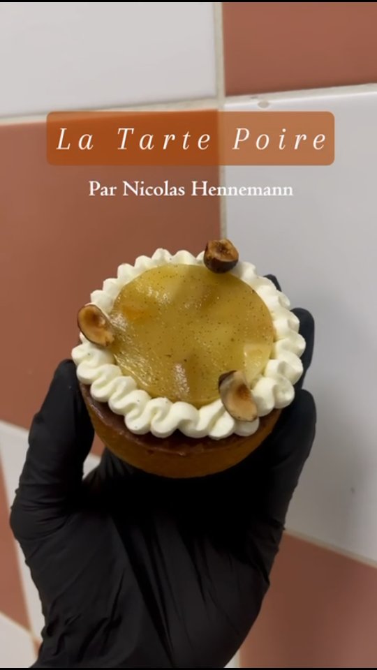 🎥 Dans les coulisses de notre Tartelette Poire & fève de tonka 🍐✨️
Beaucoup d’entre vous la connaissent déjà… mais il est temps de découvrir ce qui se cache derrière cette création signée Nicolas Hennemann ♥️
🍐 Poires fraîches soigneusement sélectionnées
🌰 Crème d’amande légère et ultra gourmande
🌿 Fève de tonka envoûtante
🌸 Vanille de Madagascar
Un grand merci à Emma @okalyne.pastry d’avoir pris le temps de capturer ce moment directement depuis le laboratoire — on a beaucoup de chance de l’avoir dans notre équipe 💛
À bientôt en boutique! 🥰
#nicolashennemann #patisserie #artisan #lyonfoodies #lyonfood