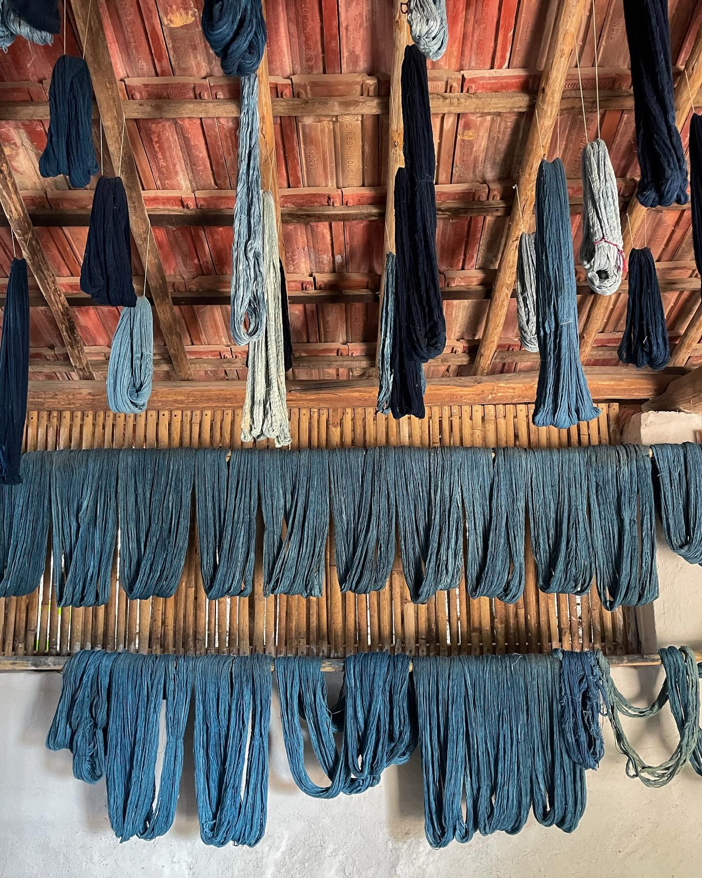 Indigo Dreaming 💙 Did you know that the first new items are in store already?
Stiekem had ik natuurlijk gehoopt dat de volledige nieuwe collectie er al zou zijn. Maar ik word er iedere keer weer aan herinnerd dat THAAMSZ een slow fashion label is , en dat onze items nu eenmaal veel tijd vragen om gemaakt te worden.
De nieuwe ontwerpen bestaan uit verschillende handwerktechnieken en handgeweven stoffen die extra aandacht en zorg vragen bij het in elkaar zetten. Daarbij gingen we dit keer nét iets te laat naar India om alles op tijd klaar te hebben, het blijft een leerproces om te werken met de seizoenen, onze eigen productieplanning en de samenwerkingen met de ateliers in India.
Maar… de eerste nieuwe items zijn er gelukkig al wél!
En naast kleding heb ik dit keer ook veel andere schatten meegenomen: sieraden van messing en zilver, blockprint-blokken om zelf mee te drukken, antieke houten raampjes, handbeschilderde olifantjes en bakjes, nieuwe Indiase stoffen en nog veel meer!!
We zijn deze week woensdag & donderdag gesloten, vanaf vrijdag openen we onze deuren weer! Daarover deel ik snel meer ✨✨✨