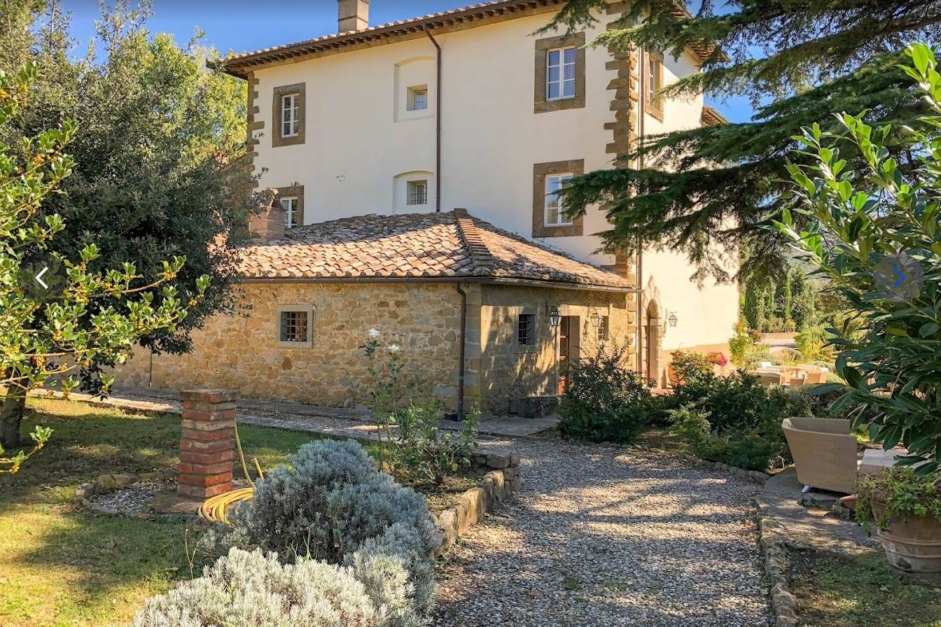 ✨ Historic 18th-Century Villa near Cortona ✨
Nestled in the serene Tuscan countryside, this elegant 18th-century villa blends timeless character with modern luxury.
🏡 The Villa:
950 sqm across 4 levels • 15 en-suite bedrooms • Grand dining hall • Professional kitchen • Lift • Antique fireplaces
🌿 Outdoors:
5.5 hectares of land • Olive grove • Vineyard • Panoramic 200 sqm pool overlooking Cortona
💫 Highlights:
– Period details: terracotta floors, beam ceilings, original tiles
– Two annexes with private suites and offices
– Underground garage (120 sqm)
– Ready-to-run boutique relais or perfect private estate
📍 Location: Just minutes from the hilltop charm of Cortona
💰 Price: €3,500,000
#TuscanVilla #LuxuryRealEstate #Cortona #ItalyForSale #HistoricHomes #VillaLife #BoutiqueRelais #TuscanDream #ItalianLuxury #PropertyOfTheDay #RealEstateItaly #InvestInItaly