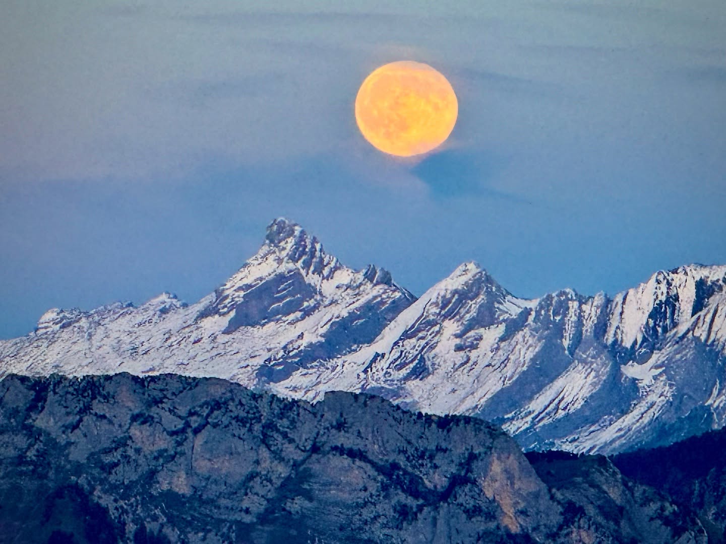 La Pointe percée (Aravis), à 17h08 aujourd’hui !
#pointepercée #aravis #laclusaz #grandbornand #moon #lune