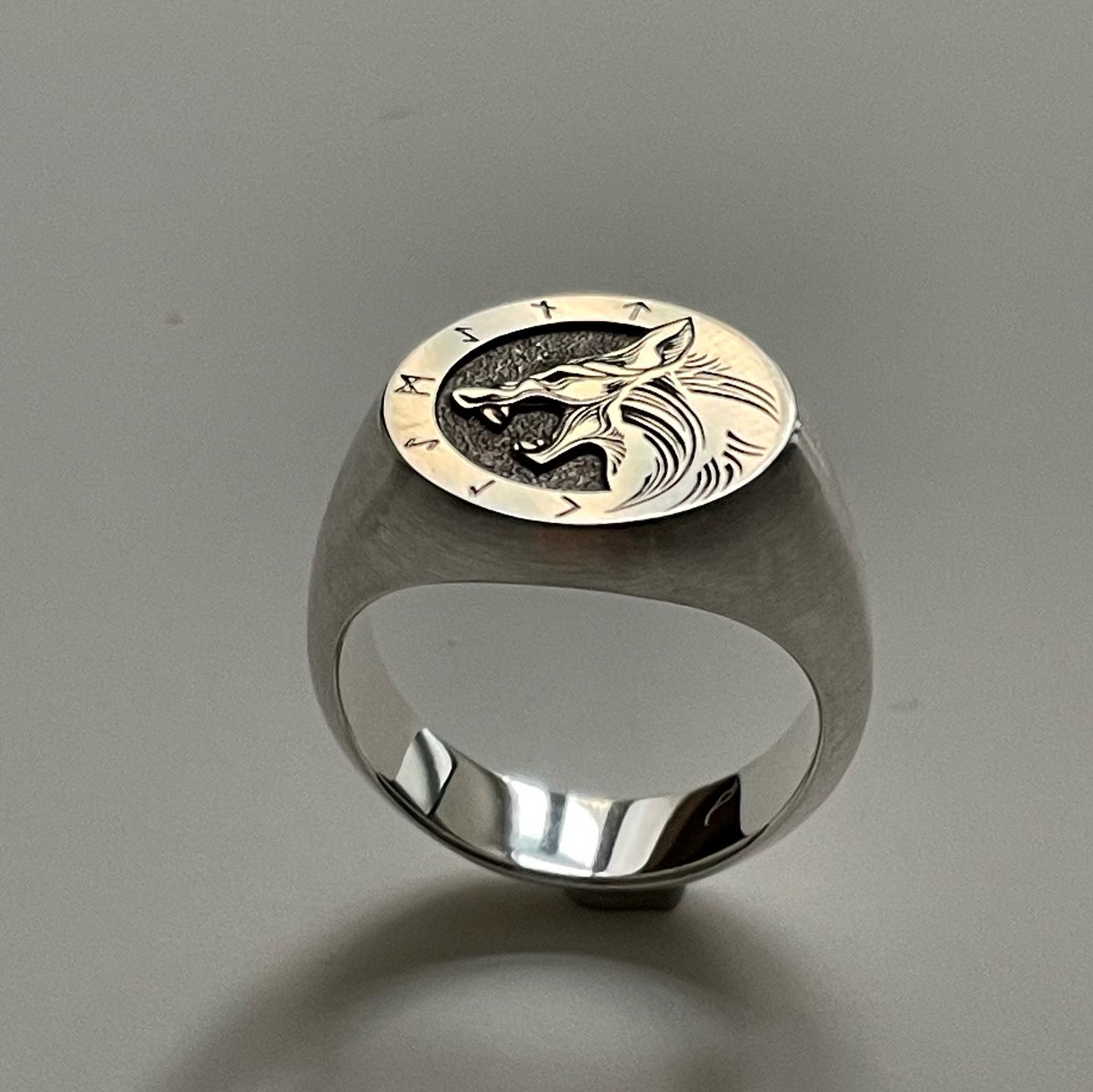 Parce qu’il n’y a pas que les filigranes !
Il y a peu j’ai livré cette belle bague chevalière réalisée sur-mesure, spécialement gravée d’un loup féroce et message runique …
Argent 925 et argent oxydé
👉🏼 @lornementaliste : pour la très réussie 3D
👉🏼 @atelier_aeris : pour la gravure exécutée d’une main de maître
Si heureuse d’avoir pu compter sur vos précieux savoir-faire : merci 💫
#wolf #chevalière #signetring #loup #runic #bijousurmesure #noeebijoux