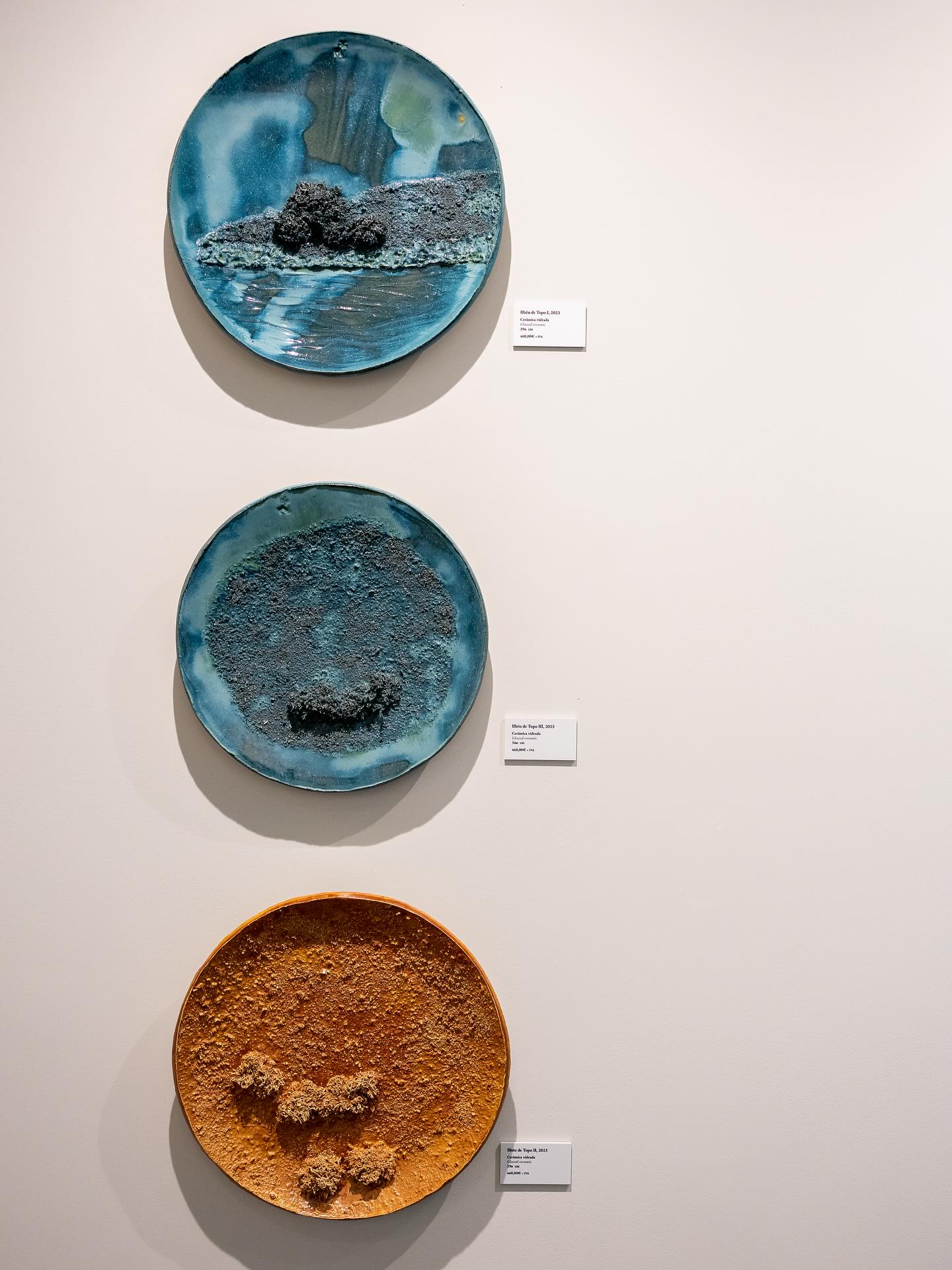 Pratos “Ilhéu de Topo”, 2023
.
.
“AZOREAN DREAM, Entre o gesto e a paisagem” @romanticultura @casino.azores
.
De 27 Setembro a 11 de Janeiro 2026
.
DISPONÍVEL
.
.
.
#mariacastelbrancoceramic #handamade #homedecor #inspiration #oneofakind #azoreandream #exhibition #contemporaryceramics #contemporaryart #tiles #azoreandream @anacristina.baptista.pt #flowers @vaniarebelopaim #nasceagua @quintadanasceagua #terceira #ilheudetopo #saojorge #açores