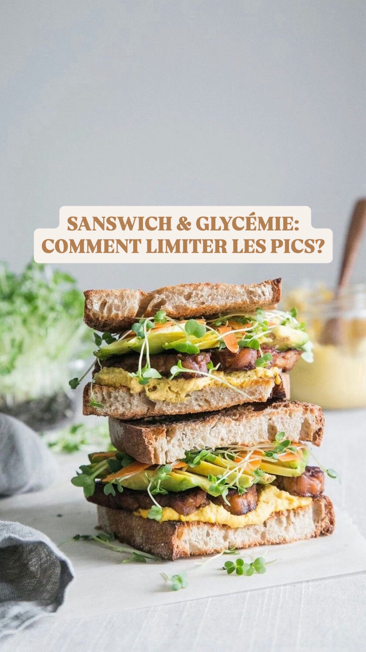 🥪Comment manger son sandwich?
Votre sandwich? Savourez-le!
Lorsque je mange un sandwich avec du jambon, du fromage, des crudités et du beurre, ma glycémie monte à 154 mg/dl 1 heure après le repas ce qui est normal et physiologique.
Par contre, faire des pics de glycémie à répétition dans sa journée et au cours des mois entraînera un dérèglement du système de stockage de l’énergie avec prise de poids souvent au niveau de la taille (graisse viscérale), mais aussi un risque accru de développer un diabète 2 et d’autres maladies de civilisation.
Vous avez sûrement dû voir passer ce hack, qui permet de manger son sandwich sans faire de pic de glycémie:
Si je mange d’abord mes crudités, ensuite 10 minutes plus tard mes protéines; fromage et jambon et encore 10 minutes plus tard mon pain beurre, l’impact sur ma glycémie est moindre (100 mg/dl - 1h après le repas). Ceci est intéressant en termes de glycémie.
Mais qui a envie de manger comme ça?!
Le bon message est de modérer sa consommation de sandwichs et quand vous en mangez, profitez- en et savourez-le.
Deux astuces non contraignantes permettent par contre de bien baisser la glycémie tout en profitant occasionnellement de ce genre de repas. Devinez lesquelles.
-
Sandwich glycémie diabète2 insuline santé manger sainement, conseil pour manger équilibré, prendre soin de son alimentation, repas de midi