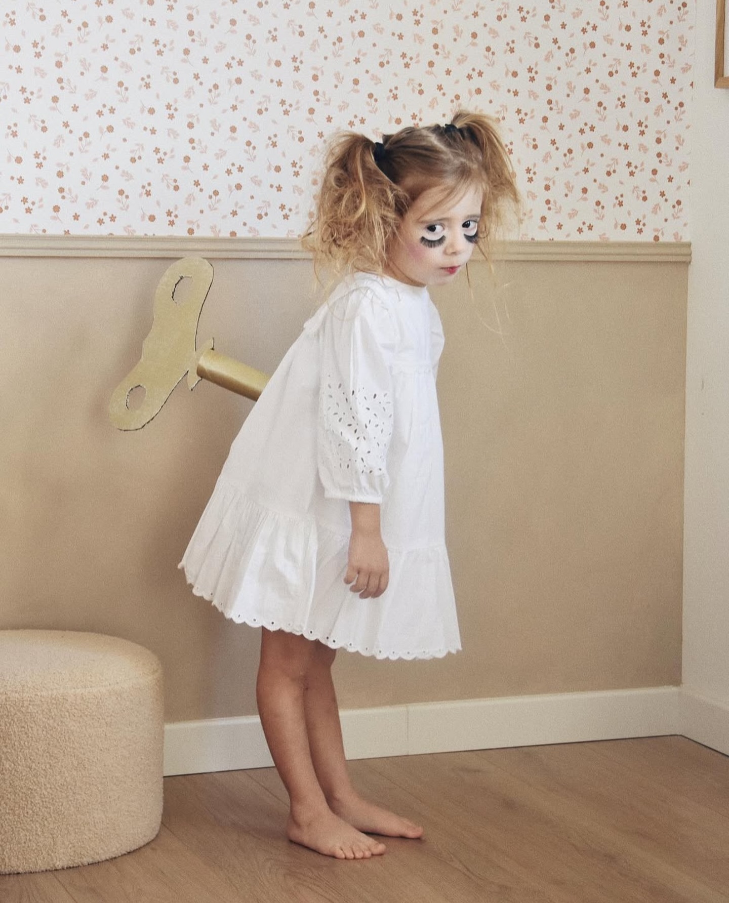 Let’s Get Spooky!🎃
The lovely daughter of @deuxfoisplusdamour looks too cute to spook in her Halloween costume 👻🧡
In the background, our Flower Dance wallpaper adds a soft, charming touch to this magical moment!✨