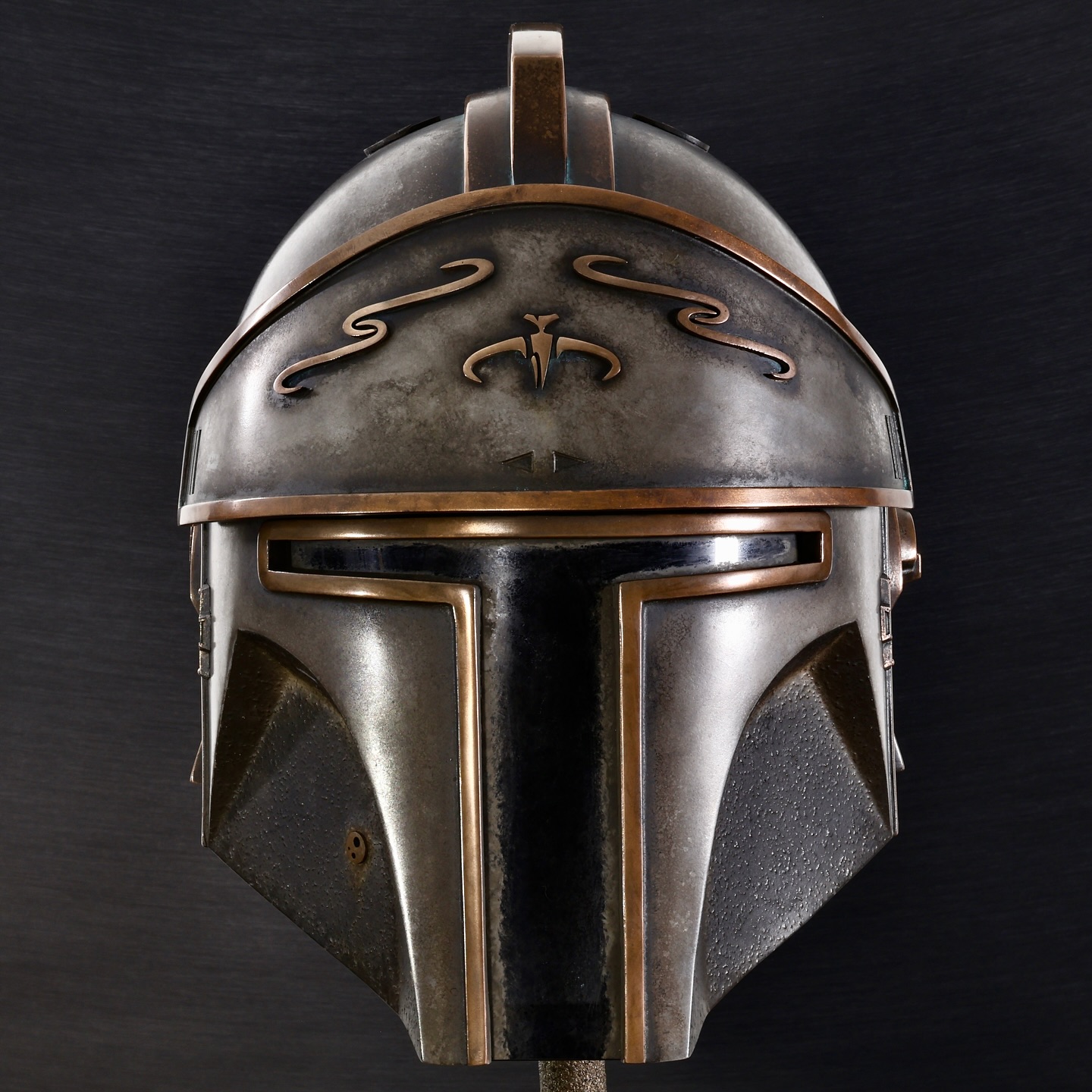 CENTURION – Roman legionnaire discipline meets Mandalorian steel ⚔️
Cold-cast aluminum and bronze highlights, fully padded and ready to wear. This helmet is spoken for, but another will rise soon 💪.
A full “making-of” reel is already in the works. Follow for future drops, new builds, and behind-the-scenes looks at my creation process!
#mynocksden
#FantasyArmor
#CustomHelmet
#PropMaker
#ColdCast
#ResinCasting
#CosplayArmor
#ArtisanCraft
#SciFiDesign
#Armorsmith
#MakerCommunity
#PracticalEffects