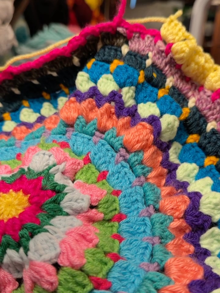 When you will do anything besides write your final capstone paper…. #procraftination #maybethereissomethingwrongwithme #crochetislife 🧶🤗💕