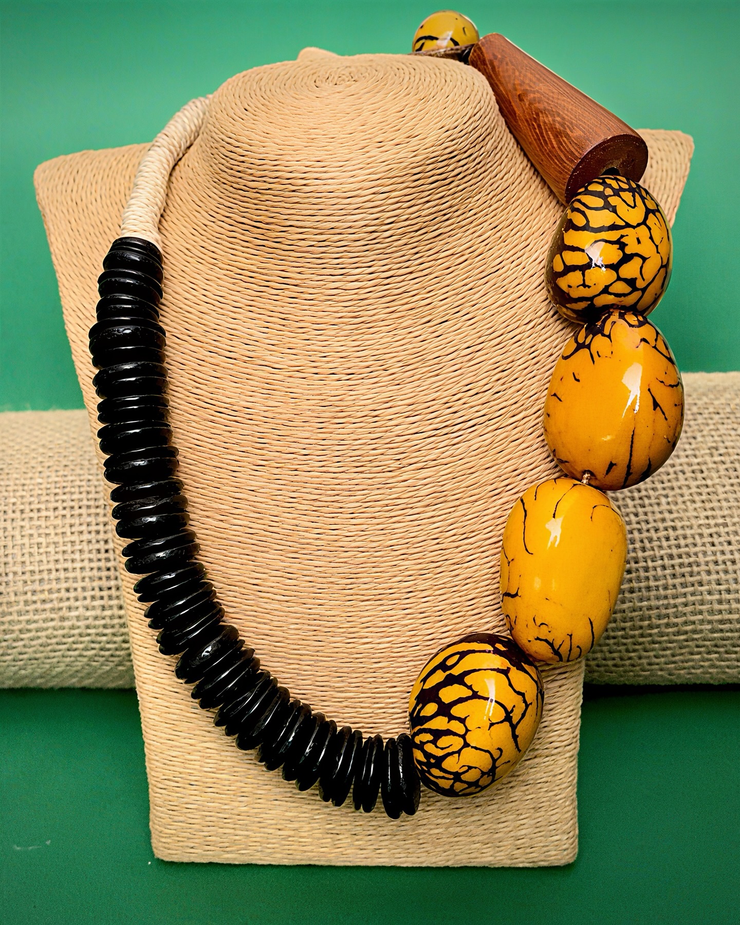 Nosso colar quatro jarinas amarelo, da Coleção Amazônia, é daquelas peças elegantes e repletas de charme e brasilidade.
Arte sustentável que aproveita insumos que a natureza amazonense oferece.
Para garantir essa peça acesse o nosso site e aproveite o FRETE GRÁTIS para compra de quaisquer produtos pronta entrega.
#luxosustentavel
#elegancianatural
#biojoiasexclusivas