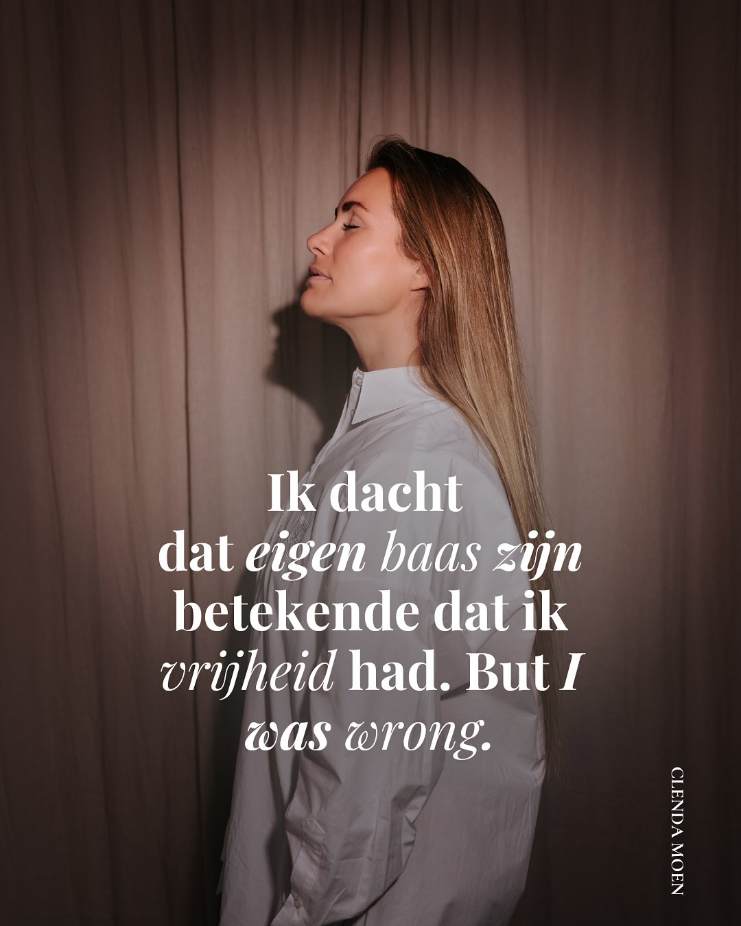 Something is coming.
En dit is niet voor de vrouw die liever op veilig speelt.
Die niet in haar waarde durft te staan.
Die denkt en handelt vanuit angst en tekort.
Die uitstelt tot ze er klaar voor is, maar momentum creëert.
Ze creëert momentum van binnenuit.
Ze blijft ontwikkelen, juist wanneer het goed gaat - dat is wat een echte leider doet.
Ze belichaamt de CEO in haar. En dat zie je terug in haar leven en business.
Stay close darling 🧡