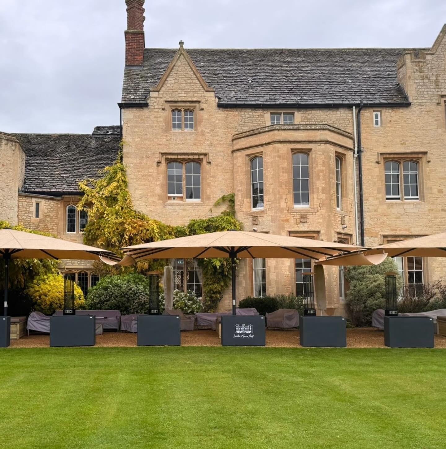 This charming country hotel wanted help to transform this terrace into a space that can be used year round, where guests want to linger longer, helping to maximise revenue year round.
Swipe for the before ➡️
Designed and installed by us, we help to create beautiful alfresco spaces for hospitality venues across the UK. Contact us now to discuss your project:
☎️ 0118 984 9486
✉️ sales@showpiecedesign.co.uk
🖥️ www.showpiecedesign.info
#alfresco #hospitalitydesign #outdoorspace #largeumbrella #giantumbrella #hotelterrace #countryhotel #restaurantterrace #yearroundcover #outdoorliving #planter