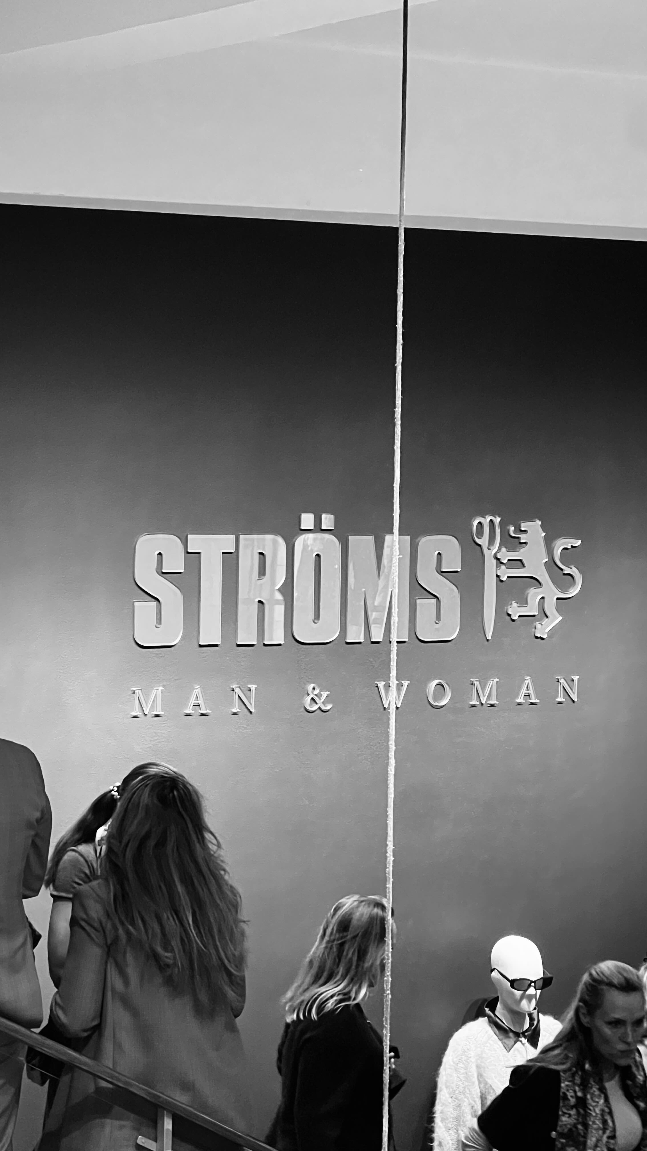 Min vÀn sedan 32 Är, Torbjörn tillika Àgare av butiken @stromsmanandwoman i Stockholm har förverkligat nÄgot han lÀnge haft i tankarna. Den nya Ströms Woman Àr nu invigd & resultatet Àr en helt enastÄende dambutik.
Utan tvekan en av de mest vÀlgjorda butiker jag besökt och dÄ har jag efter 15 Är inom styling & personal shopping besökt mÄnga butiker i bÄde Sverige & Europa.
Tack för att jag fick vara med under denna spektakulÀra invigningskvÀll.
Stort grattis till ânyaâ butiken och lycka till Tobbe med personal âšđ„đđ
@privateshopperstockholm
#privateshopperstockholm #styleguide #fashionentrepreneur #fashionstyle #classicstyle #outfitinspo #personalshoppingacademy #personalstylist #ströms