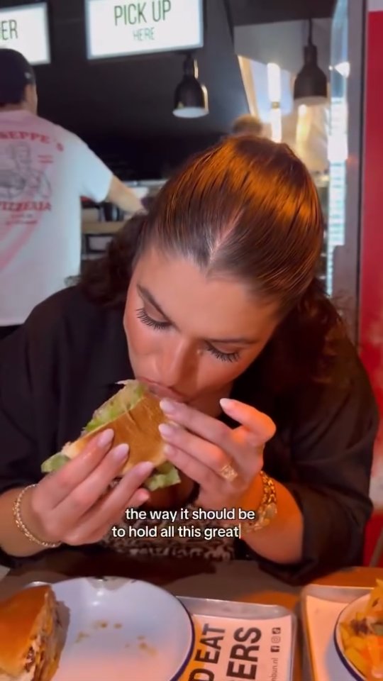 @nadia__naan pulled up to try our signature smash burgers — crispy edges, juicy middle, buttery bun… you already know 🤤🔥 Thanks for the love 💛 Maastricht — who’s next? 👀🍔
.
.
#pattynbun #maastrichtfood #smashburger #burgerlover #foodiesnl #maastrichtcity #foodreels #viralfood #foodtiktoknl #foodspot