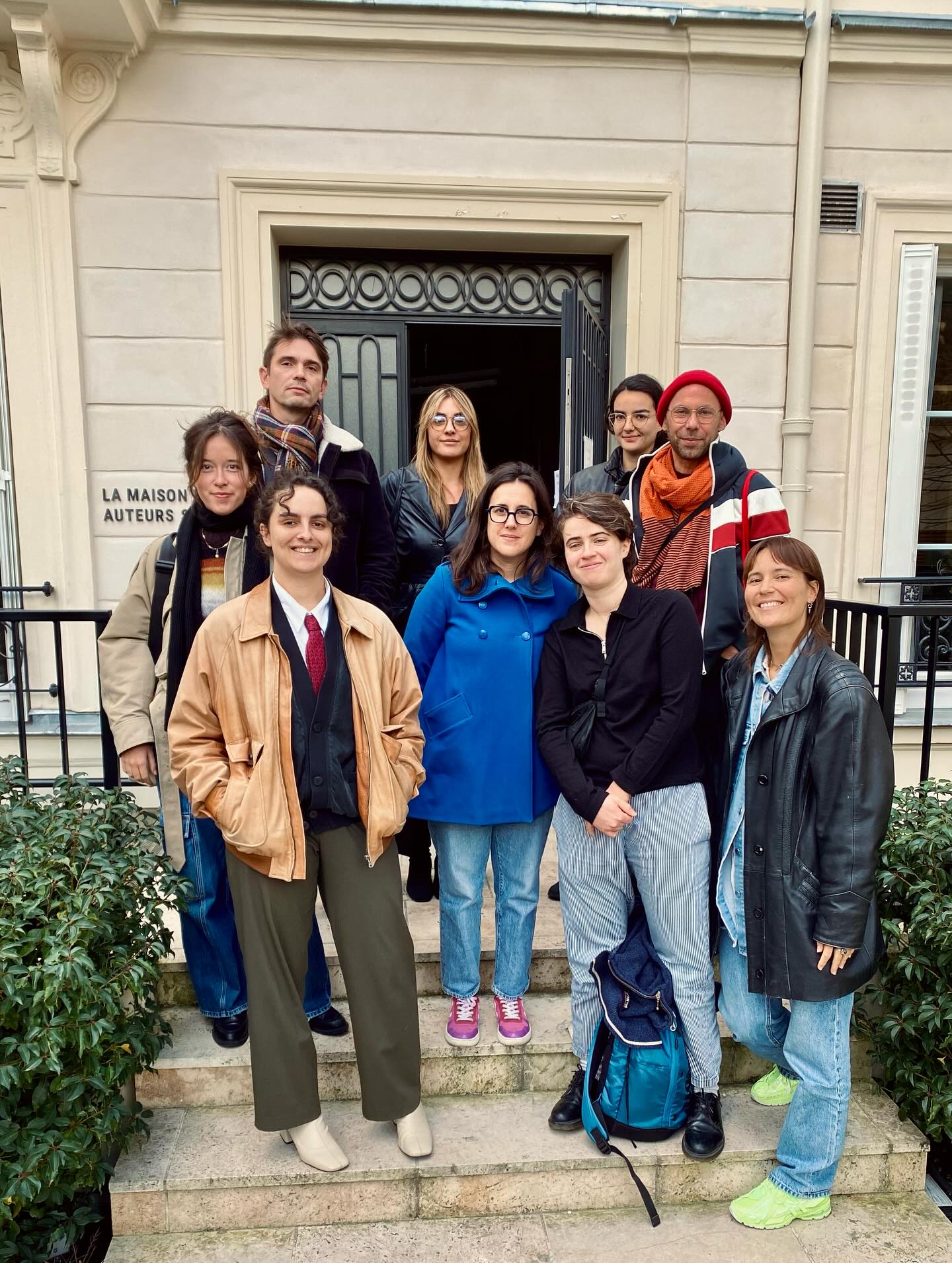 Retour sur la 2e session de l’Atelier Héroïnes 2025, qui a eu lieu mi-octobre dans la douceur de l’automne à peine installé 🍂
Lors de cette semaine, en plus des « regards croisés » menés par Nadja Dumouchel et Katell Guillou, les participant.e.s ont pu rencontrer Céline Devaux, autrice et réalisatrice de « Tout le monde aime Jeanne », long-métrage présenté à la Semaine de la critique à Cannes en 2022. Les échanges ont porté sur les prémices du projet, la rencontre avec sa productrice et son travail d’écriture, singulier et libre, dont elle nous a partagé les joies mais aussi les obstacles. Merci à elle pour ce témoignage précieux et aussi, pour nous avoir montré son carnet d’écriture, rempli de dessins, de dialogues et de digressions. Une pépite de créativité, à l’image de son film ♥️📝
L’atelier est encadré par Maud Garnier et Anastasia Feuillet, accompagnées par Margaux Dieudonné en consultante junior.
Les participant.e.s :
@esthervrtld @laure_elie_lecm @p.kastelnik @grog_moro @nas_t_nas_ @sharon_hakim @tamara_saade
Les intervenantes :
@maudgarnierbennassar
@_anastasia_f
@celine__devaux
@nadja.dumouchel
@katell_guillou19
Margaux Dieudonné
Merci à nos partenaires @le_cnc @iledefrance @sacdparis 🙏